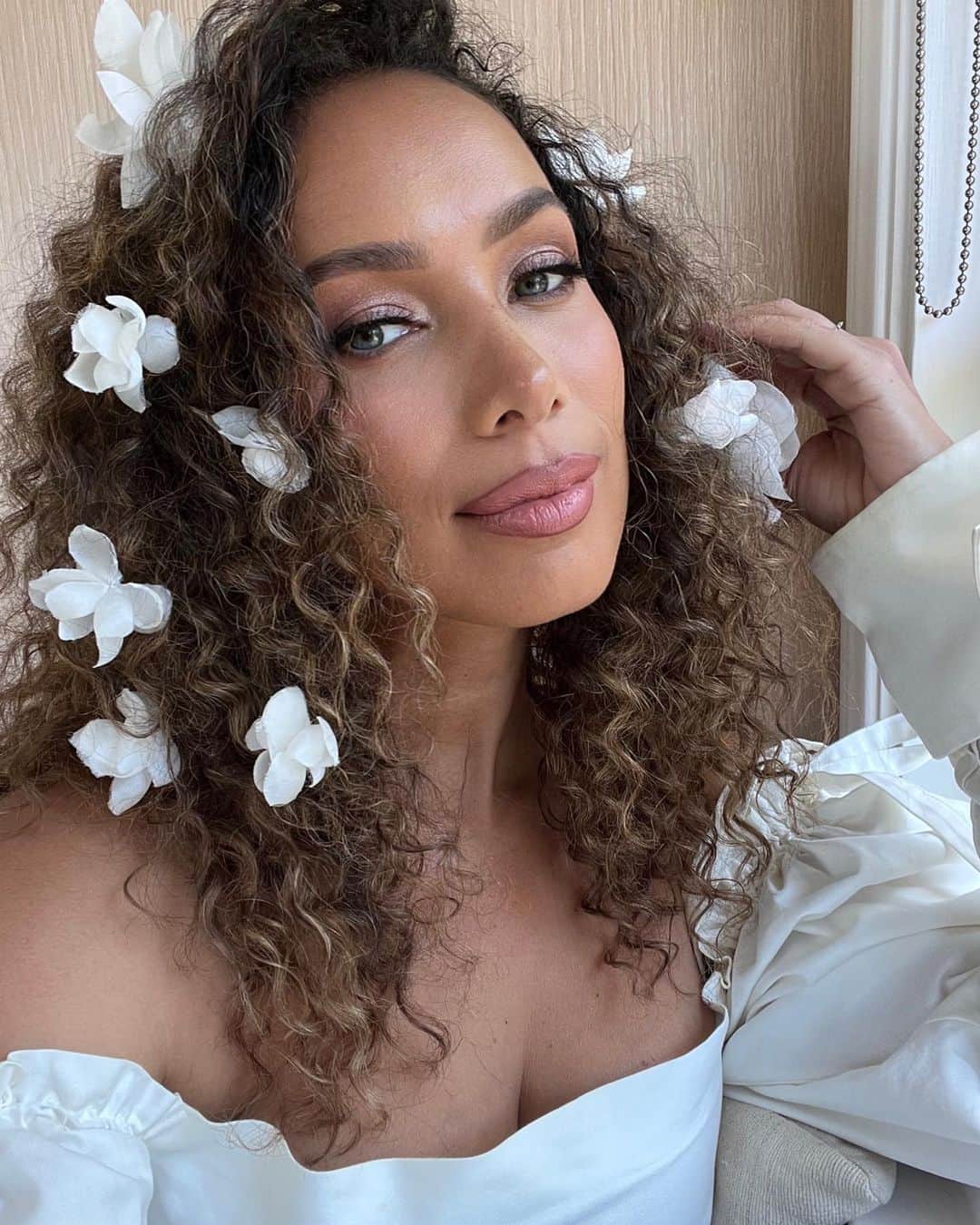 レオナ・ルイスのインスタグラム：「Next album cover? 🤍」