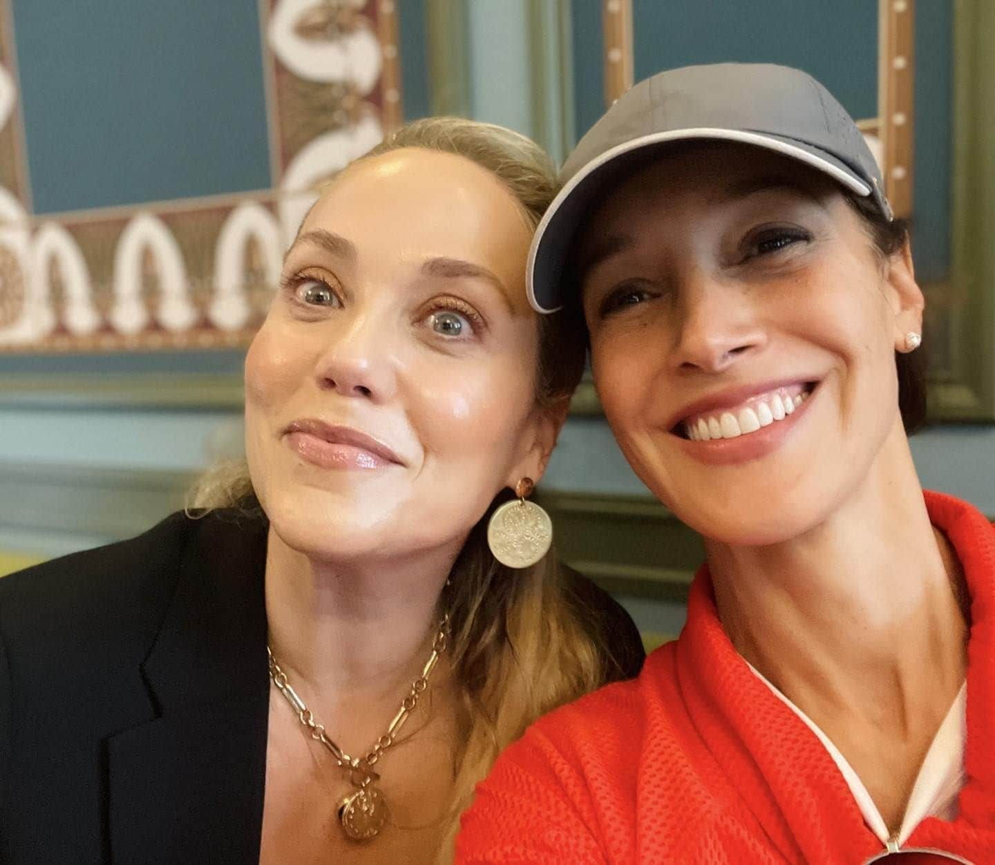 ジェニファー・ビールスさんのインスタグラム写真 - (ジェニファー・ビールスInstagram)「Happy Birthday to my brilliant, beautiful friend @elizberkley! You carry such a divine light✨inside you; you illuminate everything and everyone wherever you go. I am beyond grateful for our friendship. Here’s to you! 💐 Blessings for an amazing year filled with ever expanding love, excellent health, creativity and abundance. 💛 5-6-7-8」7月29日 1時20分 - thejenniferbeals