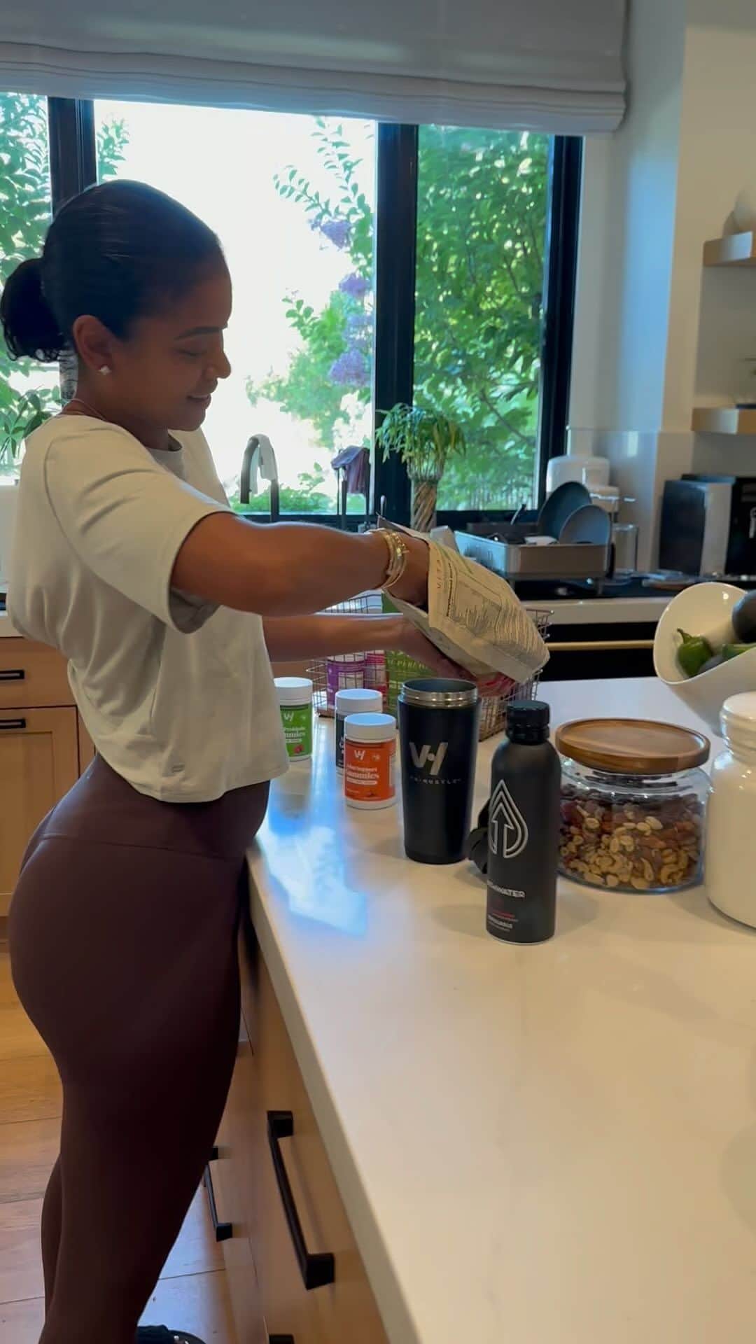 ケビン・ハートのインスタグラム：「Gotta have my @getvitahustle in the morning!!!!!! My wife keep me right 😂😂😂😂😂 Let’s gooooooo baby!!!!! Health is wealth!!!!!! All day everyday…. We are available in @walmart ….Go get yours ASAP!!!!!!」