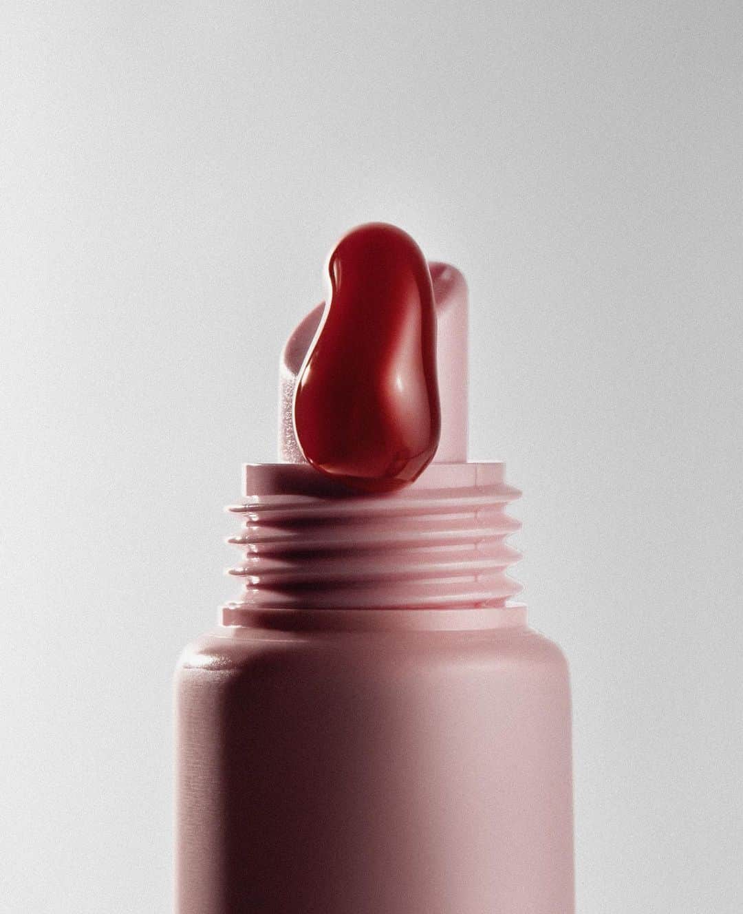 Kylie Cosmeticsさんのインスタグラム写真 - (Kylie CosmeticsInstagram)「meet Fall In Love gloss drip 👄 our best-selling, juicy gloss drips launch in 3 new summer shades august 8」7月29日 1時18分 - kyliecosmetics