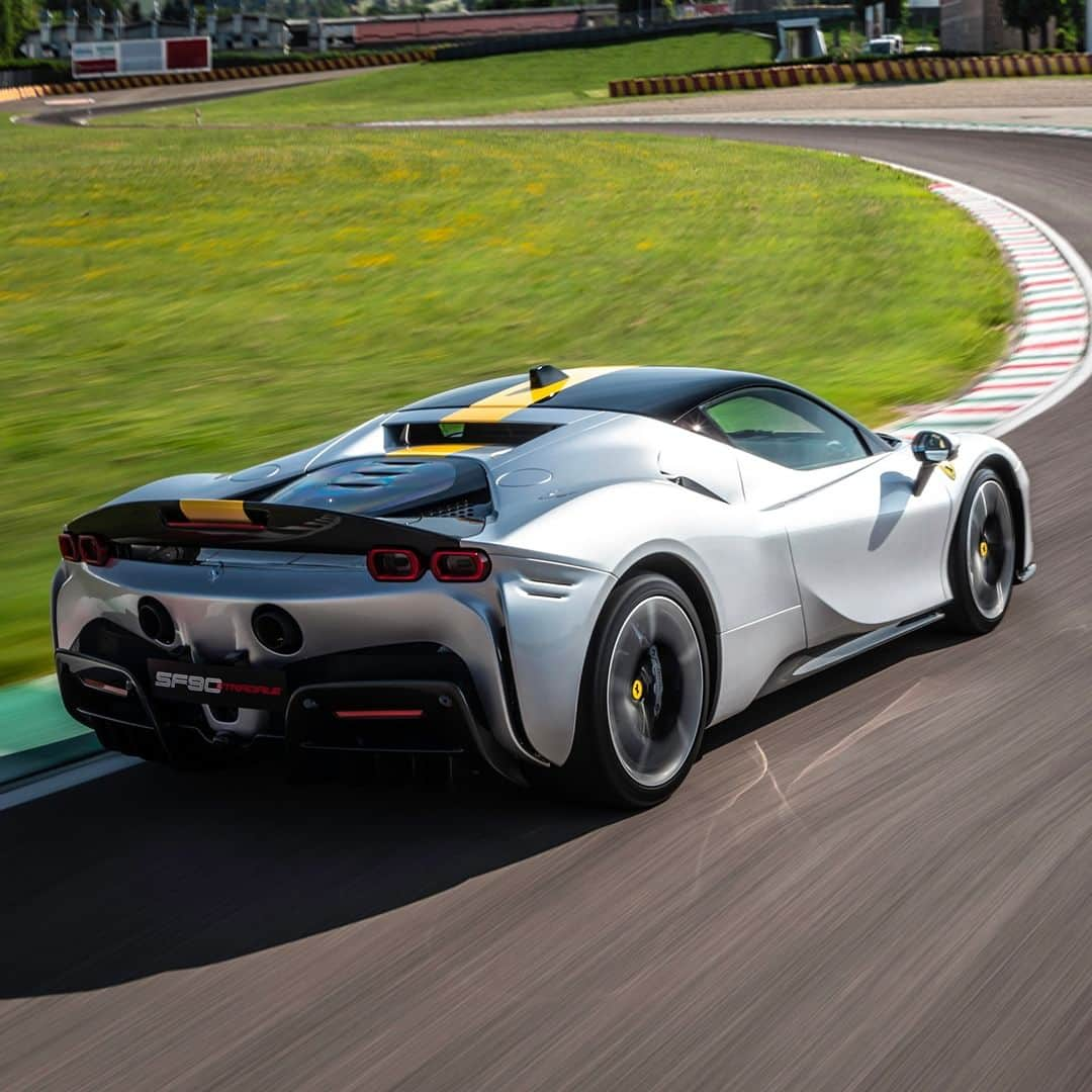 フェラーリさんのインスタグラム写真 - (フェラーリInstagram)「Every curve of the track tells a story in the same way that every curve of the #FerrariSF90Stradale #AssettoFiorano ignites power.   #DrivingFerrari #Fiorano #Ferrari」7月29日 1時25分 - ferrari