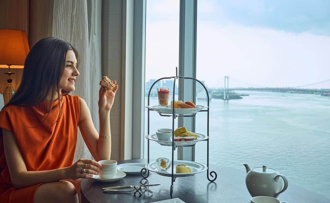 InterContinental Tokyo Bayさんのインスタグラム写真 - (InterContinental Tokyo BayInstagram)「. 20階以上のクラブインターコンチネンタルフロアの客室をご予約されたお客様専用ラウンジの「クラブインターコンチネンタルラウンジ」では、チェックインからチェックアウトまできめ細かなサービスを提供いたします。  東京湾を望む絶景をお楽しみいただきながら、朝食・アフタヌーンティー・カクテルタイムなどのフードプレゼンテーションや、ドリンクセレクションとともに贅沢なひとときをお過ごしいただけます。  #intercontinentaltokyobay  #intercontinental  #intercontinentallife  #ホテルインターコンチネンタル東京ベイ  #インターコンチネンタル東京ベイ #tokyobay #東京湾 #nightview #夜景 #レインボーブリッジ #rainbowbridge #クラブラウンジ  #アフタヌーンティー #afternoontea  #パーソナル #カクテルタイム #朝食 #breakfast  #cocktailstime #クラブインターコンチネンタル  #clubintercontinental #tokyobay #東京湾 #nightview #🌃　#夜景 #tokyotravels #夏休み　#vacation #vacations  #ホカンス #ステイケーション  #東京旅行 #インターコンチネンタルホテル」7月29日 1時28分 - intercontitokyobay