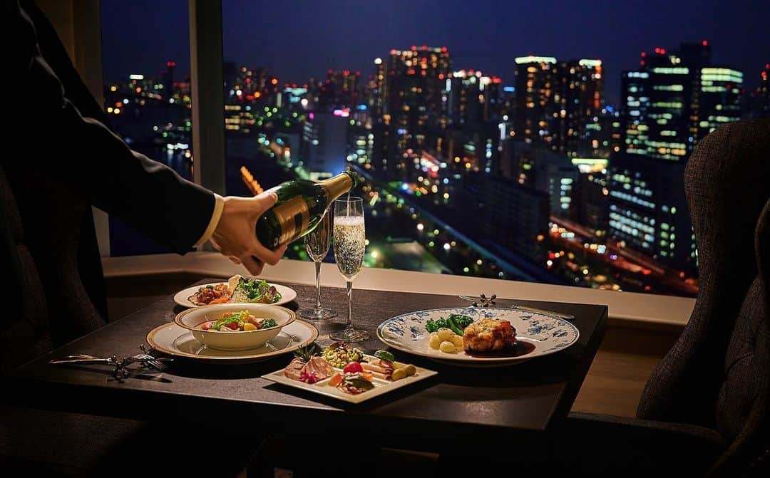 InterContinental Tokyo Bayさんのインスタグラム写真 - (InterContinental Tokyo BayInstagram)「. 20階以上のクラブインターコンチネンタルフロアの客室をご予約されたお客様専用ラウンジの「クラブインターコンチネンタルラウンジ」では、チェックインからチェックアウトまできめ細かなサービスを提供いたします。  東京湾を望む絶景をお楽しみいただきながら、朝食・アフタヌーンティー・カクテルタイムなどのフードプレゼンテーションや、ドリンクセレクションとともに贅沢なひとときをお過ごしいただけます。  #intercontinentaltokyobay  #intercontinental  #intercontinentallife  #ホテルインターコンチネンタル東京ベイ  #インターコンチネンタル東京ベイ #tokyobay #東京湾 #nightview #夜景 #レインボーブリッジ #rainbowbridge #クラブラウンジ  #アフタヌーンティー #afternoontea  #パーソナル #カクテルタイム #朝食 #breakfast  #cocktailstime #クラブインターコンチネンタル  #clubintercontinental #tokyobay #東京湾 #nightview #🌃　#夜景 #tokyotravels #夏休み　#vacation #vacations  #ホカンス #ステイケーション  #東京旅行 #インターコンチネンタルホテル」7月29日 1時28分 - intercontitokyobay