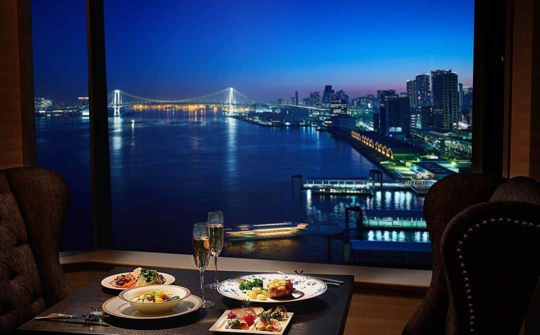 InterContinental Tokyo Bayさんのインスタグラム写真 - (InterContinental Tokyo BayInstagram)「. 20階以上のクラブインターコンチネンタルフロアの客室をご予約されたお客様専用ラウンジの「クラブインターコンチネンタルラウンジ」では、チェックインからチェックアウトまできめ細かなサービスを提供いたします。  東京湾を望む絶景をお楽しみいただきながら、朝食・アフタヌーンティー・カクテルタイムなどのフードプレゼンテーションや、ドリンクセレクションとともに贅沢なひとときをお過ごしいただけます。  #intercontinentaltokyobay  #intercontinental  #intercontinentallife  #ホテルインターコンチネンタル東京ベイ  #インターコンチネンタル東京ベイ #tokyobay #東京湾 #nightview #夜景 #レインボーブリッジ #rainbowbridge #クラブラウンジ  #アフタヌーンティー #afternoontea  #パーソナル #カクテルタイム #朝食 #breakfast  #cocktailstime #クラブインターコンチネンタル  #clubintercontinental #tokyobay #東京湾 #nightview #🌃　#夜景 #tokyotravels #夏休み　#vacation #vacations  #ホカンス #ステイケーション  #東京旅行 #インターコンチネンタルホテル」7月29日 1時28分 - intercontitokyobay