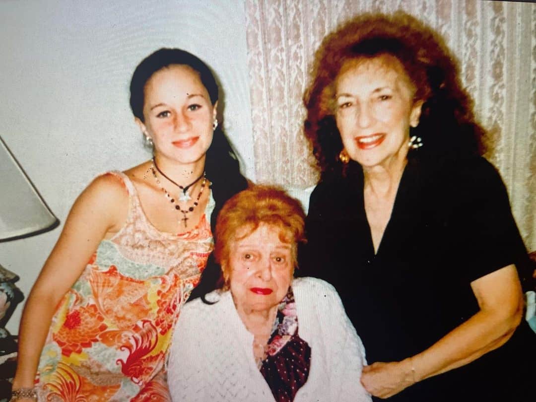 のインスタグラム：「la mia bella nonna e bisnonna siciliana forte 🤌🏼   Before my great grandmother died she said to me “Honey, all you need to know in life is three things. 1- never trust a man 2- always have your own bank account 3- always look fabulous” 😢 I saw a medium a few years back and they told me my great grandmother was present and she said to not forget the three things 🤯 Rest in beauty and glamour my beautiful, strong, Sicilian family 🙏🏻」