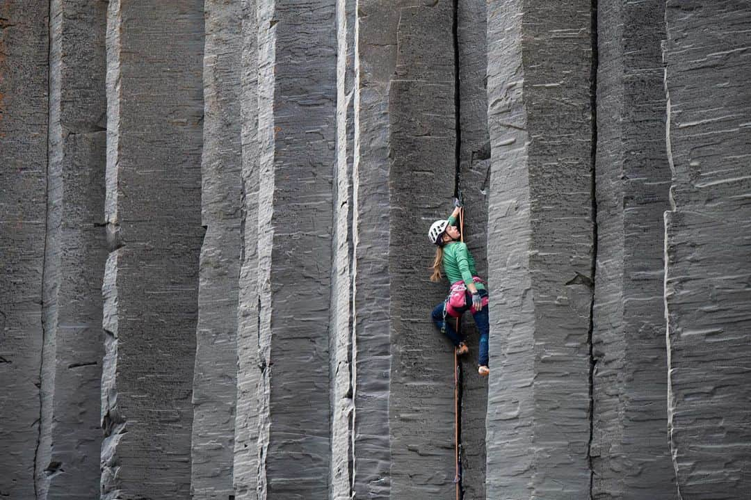 カタリーナ・ザーヴァインのインスタグラム：「Aren‘t those columns simply breathtaking? 😲🤯🫶  I couldn‘t believe it when I saw a picture of this wall online.  Walking into the canyon and finally seeing the features for real was simply stunning. We all just stood there and stared…until we obviously really wanted to climb them🤩  Photo by @tobias_lanzanasto   @lasportivagram @petzl_official @iceland  #iceland #island #climbing #klettern #climbing_pictures_of_instagram #tradclimbing #crackclimbing #climbing_worldwide #foryourclimb #accesstheinaccessible」