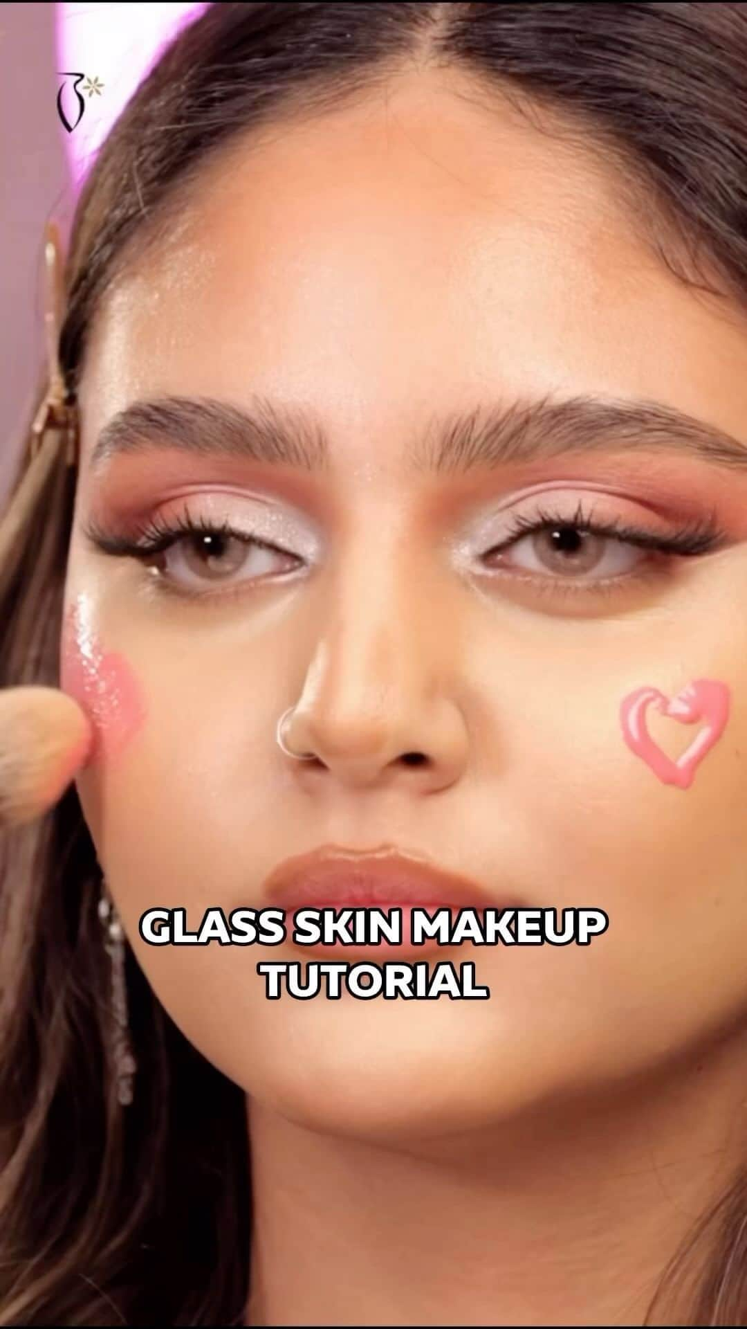 Makegirlzのインスタグラム：「تتفقون أن اهم خطوة بالمكياج اهو تجهيز البشرة قبل الفونديشن؟ 👋  Glass skin makeup tutorial by the talented @makeupghada 🤩🔥  ‏‎#بوتيكات #Boutiqaat #الكويت #السعودية #الامارات #عمان #البحرين #قطر #العراق#hack #makeuphack #makeup #contour #blusher  ‏‎‏#makeupforever #maccosmetics  #mac #benefit  #benefitcosmetics」