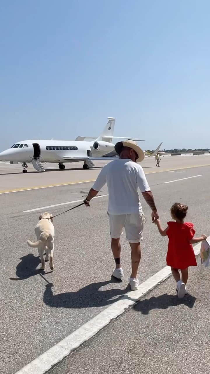 ジャンルカ・バッキのインスタグラム：「Vacation with my kids 👶🏻🐕❤️」