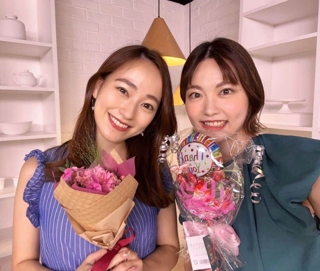 金井憧れのインスタグラム：「感謝💐🐽📺  7/28の放送をもちまして、 2度目のTBSNEWSキャスターを 卒業させていただきました✨  いただいたお手紙やプレゼントなどを眺めながら在籍させていただいた4年4か月を振り返っていました😋  2度目の卒業🎓ということもあり、 オンエア上のお別れの挨拶などは 遠慮をさせていただきましたが、 最後の 「ここまで、TBSNEWSがお伝えしました」のお辞儀のときに、 皆さんへの感謝の気持ちをいっぱい詰めさせていただきました🙇‍♀️  ここまでお付き合い頂き、 たくさんの応援メッセージをくださり、本当にありがとうございました😭  キャスターの皆さん、 スタッフの皆さんも、 たくさんお世話になりすぎました😎 本当に、本当に、 ありがとうございました💙 今後ともよろしくお願いいたします🥺  #キャスター#卒業#graduation  #色紙作りのプロ#気遣いのプロ #柴田文子 キャスター #最後までたくさん支えてくれてありがとう🤍」