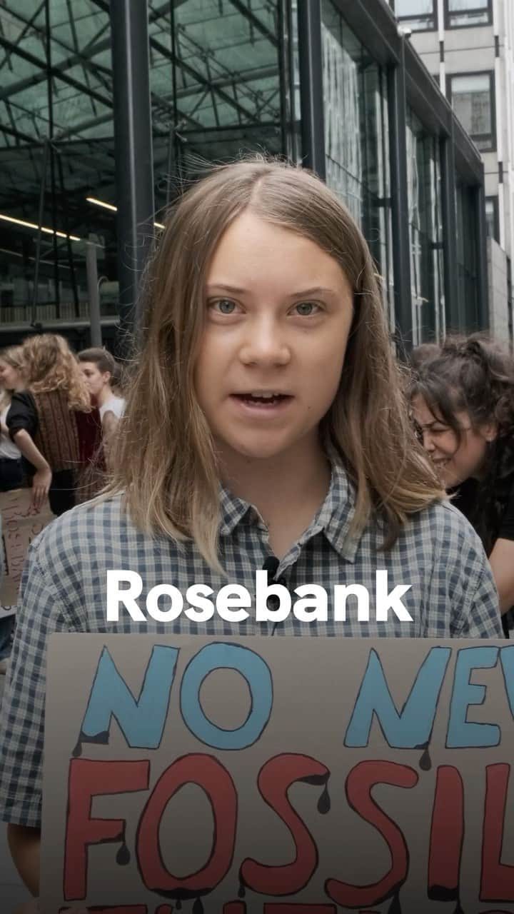 グレタ・トゥーンベリのインスタグラム：「When the emissions of CO2 are still on the rise during an escalating climate emergency, rich countries like the UK and Norway cannot even be considering opening up any more fossil fuel projects. Meanwhile, oil & gas companies are making record-breaking profits by causing record-breaking temperatures across the world.  A massive oil field like Rosebank is simply a slap in the face to the millions already suffering the consequences of the climate crisis. Adding new reserves, like Rosebank, will push us closer to passing potential tipping points beyond human control. It would blow through our already flawed climate targets.  You can help #StopRosebank. Go to @stopcambo to find out more and get involved in the campaign.  @gretathunberg @frias_daphne @toritsui_ @domipalmer @laurenthesunflower」