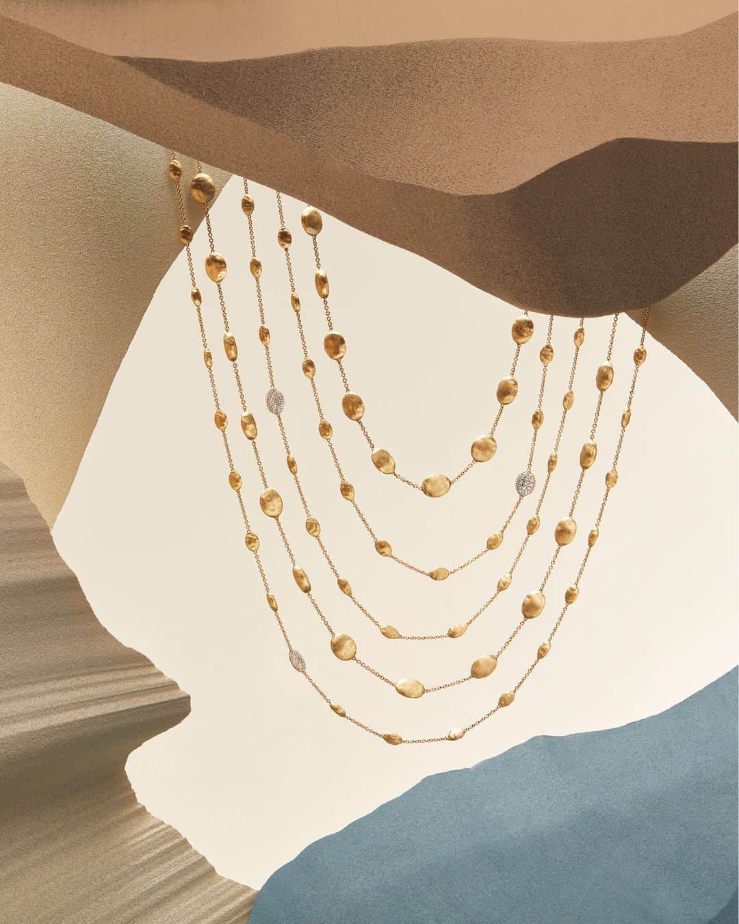マルコ ビチェゴさんのインスタグラム写真 - (マルコ ビチェゴInstagram)「Develop a flare for the dramatic. The Siviglia necklaces are made to to double and layer; stack as many as you like to create your unique look.  #marcobicego #jewelry #gold #diamonds #madeinitaly」7月29日 2時00分 - marco_bicego