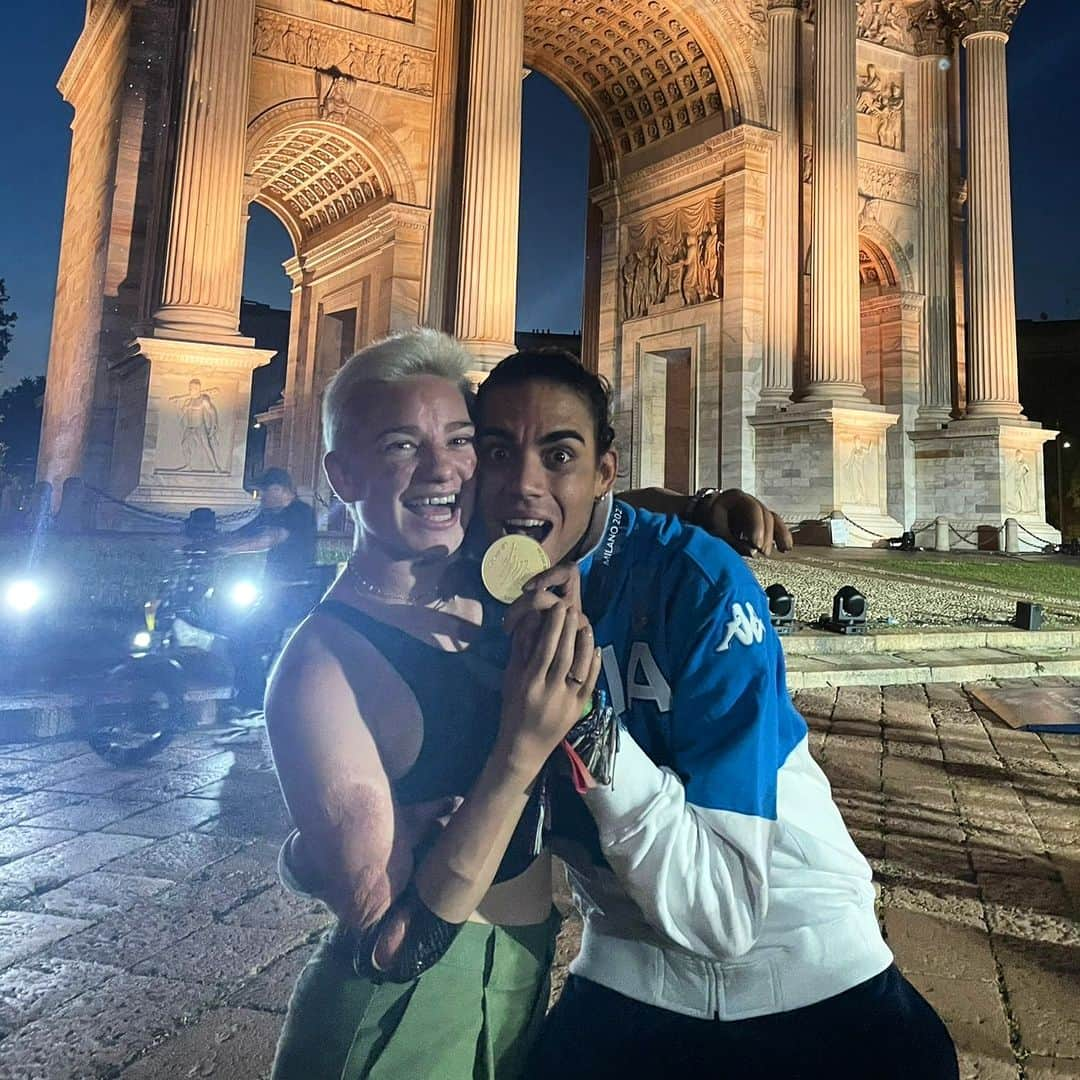 ベアトリーチェ・ヴィオのインスタグラム：「Golden nights in Milan with our new foil world champion @_planetmarini_ 🤺🥇 And the world championship isn't yet over for our @teamitalia... FORZA RAGAZZI 🦾🇮🇹  #FencingWorldChampionship」