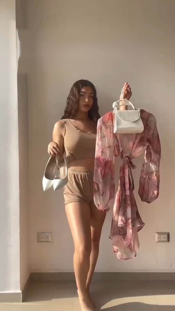 SHEINのインスタグラム：「@xandreabellox's GRWM is a resort-ready romper slay 😍🏝️🌊  🔎2475565  #SHEIN #SHEINforAll #SHEINstyle #fashion #chic」