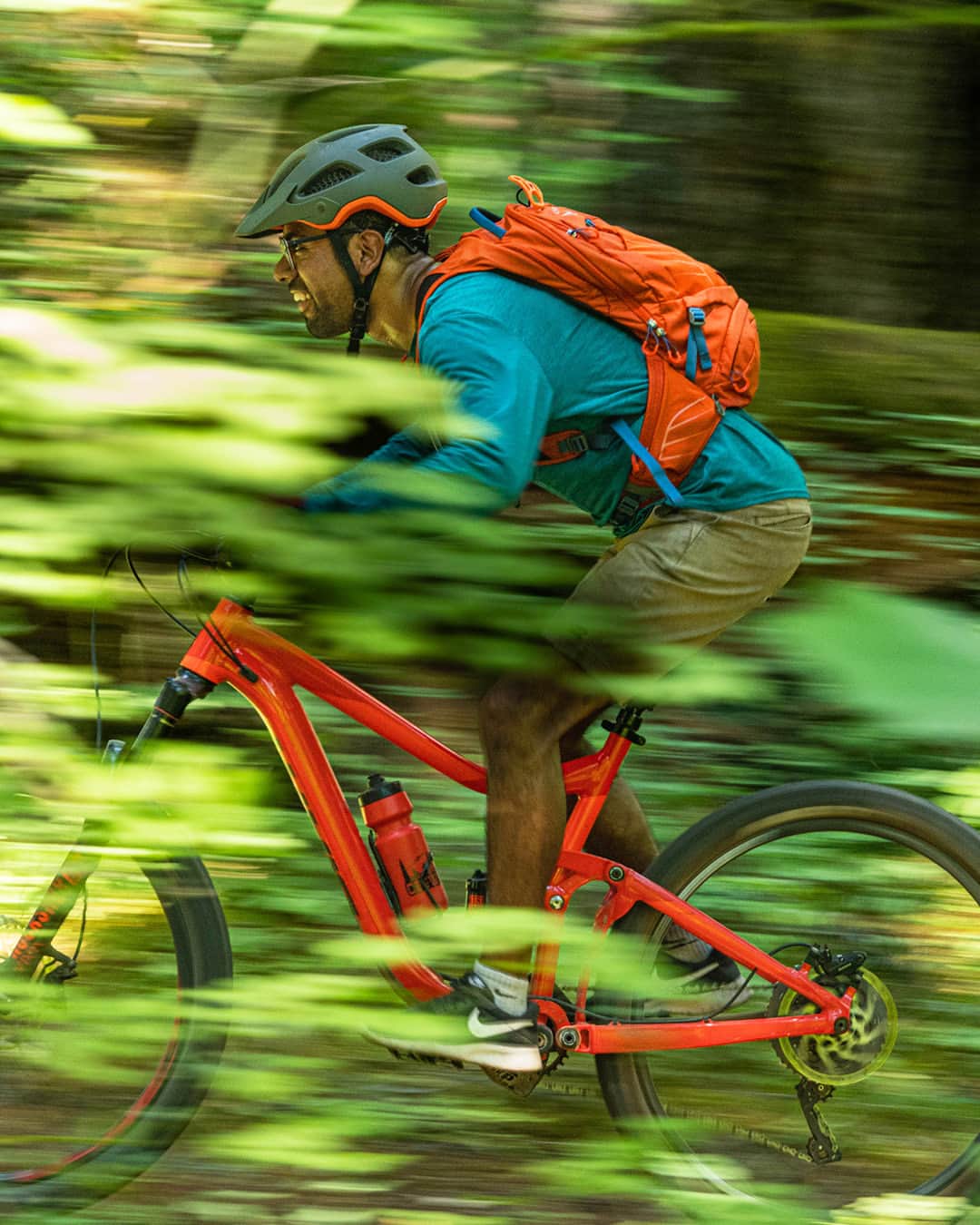 オスプレーのインスタグラム：「For a limited time, enjoy 25% off to help you beat the heat—and maybe your PR as well.  With a totally redesigned hydration system, fresh new colors and bluesign® approved, 100% recycled main body fabric, our new suite of bike hydration packs are an essential upgrade for anyone hoping to lap up the singletrack this season.  #OspreyPacks」