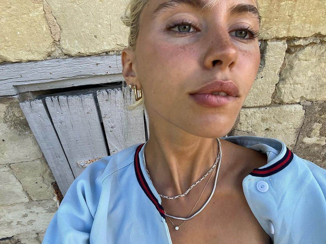 のインスタグラム：「:’’)」