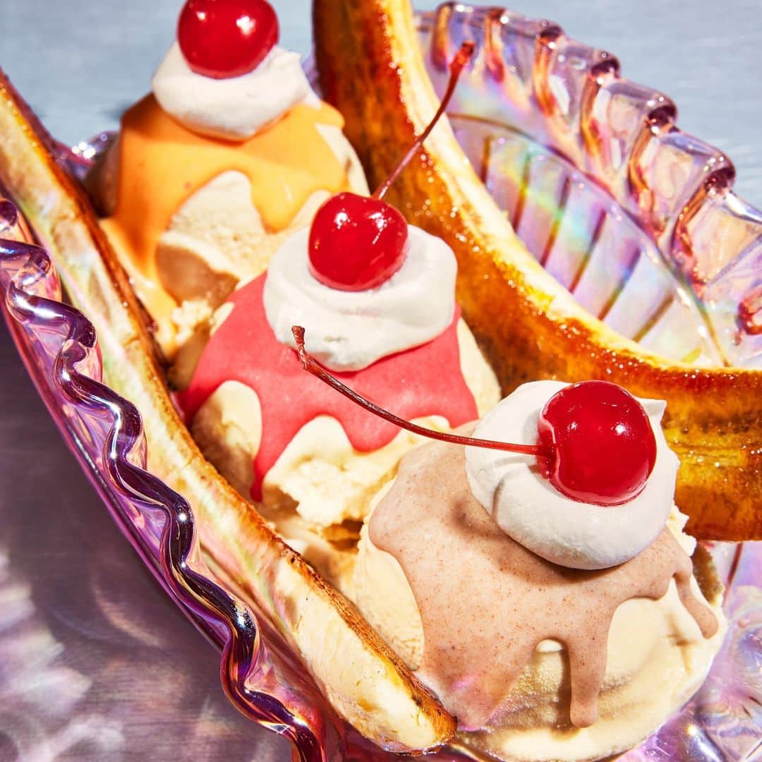 Food & Wineさんのインスタグラム写真 - (Food & WineInstagram)「Old Fashioned + ice cream = the perfect weekend treat 😋. Get this "Old-Fashioned" Banana Split, which uses whiskey ice cream plus cherry and orange "magic shells" to evoke the flavors of one of our favorite drinks, through the link in bio.   🍨: @paigegrandjean, 📸: @jencausey, 🥄: @chelseaczimmer, 🍽: @cdaley7」7月29日 2時10分 - foodandwine