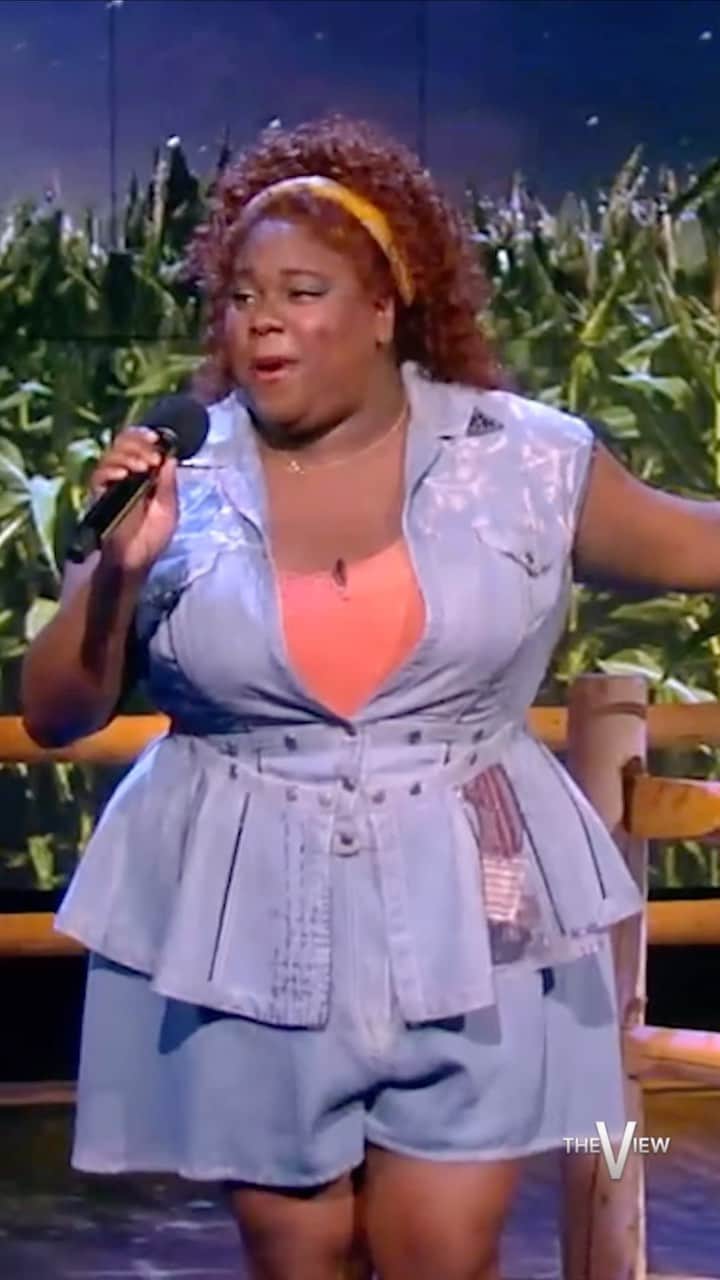 アレックス・ニューウェルのインスタグラム：「Tony-award winner @thealexnewell brings the house down with a performance of “Independently Owned” from ‘Shucked’! 🌽」