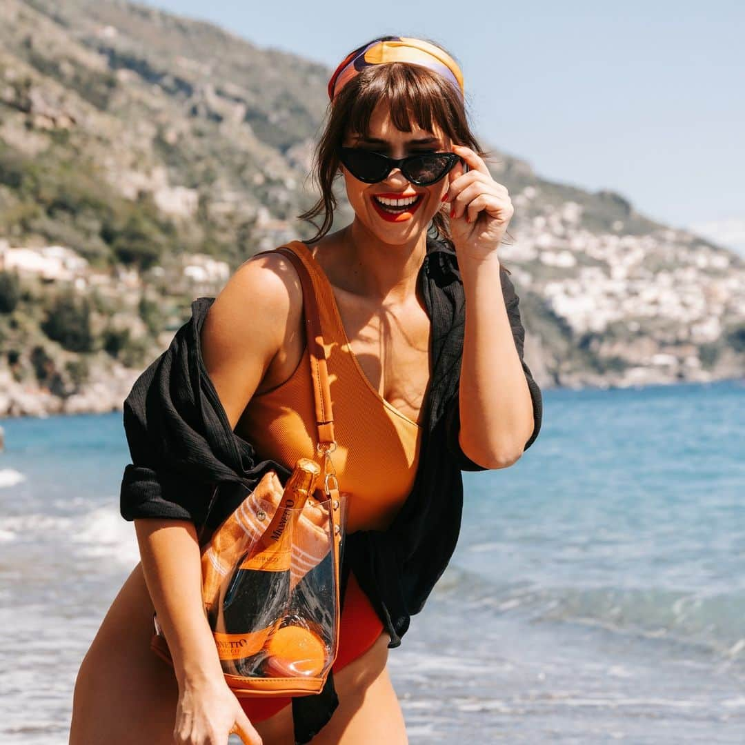 Mionetto USAのインスタグラム：「Ciao Bella! 🧡 It's the weekend and that means tanning at la spiaggia with some Mionetto Prosecco!  Allora! What are your weekend plans? 🍾  #MionettoProsecco #LaSpiaggia #WeekendPlans  Mionetto Prosecco material is intended for individuals of legal drinking age. Share Mionetto content responsibly with those who are 21+ in your respective country. Enjoy Mionetto Prosecco Responsibly.」