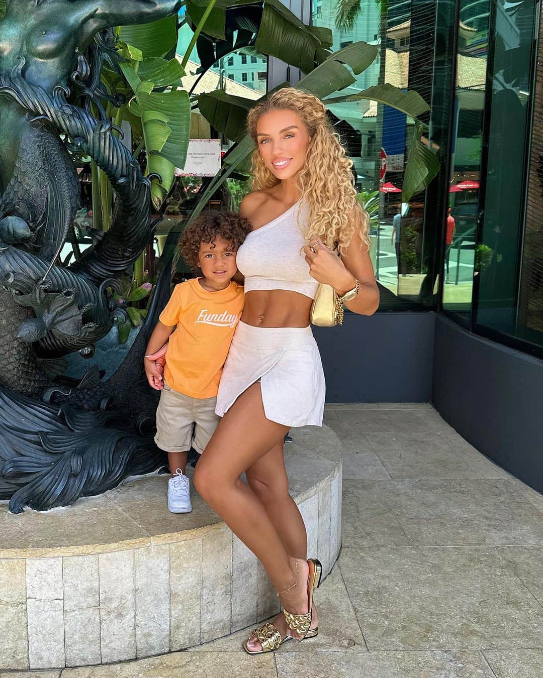 Jena Frumesのインスタグラム：「I started serving glass plates and glass cups at home so Bubba can practice his out to eat etiquette. He’s so used to the suction plates that when we go out, he wants to discover gravity.😅 He did great for our lunch date👑  My Outfit is @boandtee」