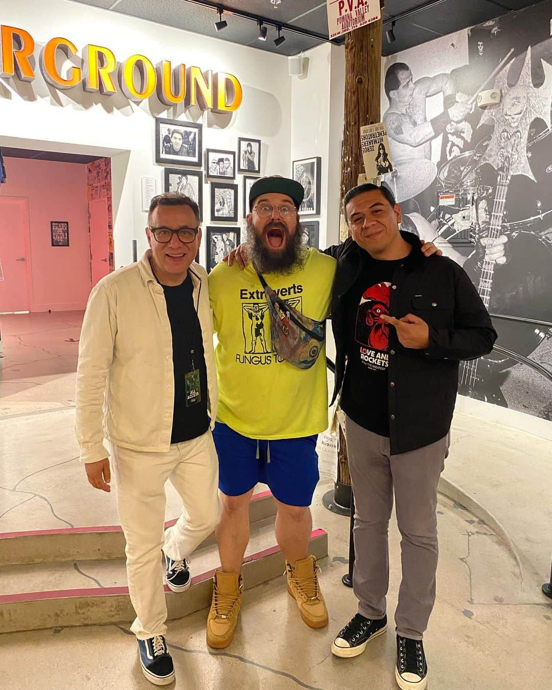 フレッド・アーミセンのインスタグラム：「Thank you to @thepunkrockmuseum in Las Vegas for making me feel welcome, and for letting me give a couple of guided tours. This museum is amazing. Too many great exhibits to list. It was fun to record @turnedoutapunk with @chrisestradacomic and @fatmikedude. Thanks to @samthehawktoys for Ian Rubbish.」