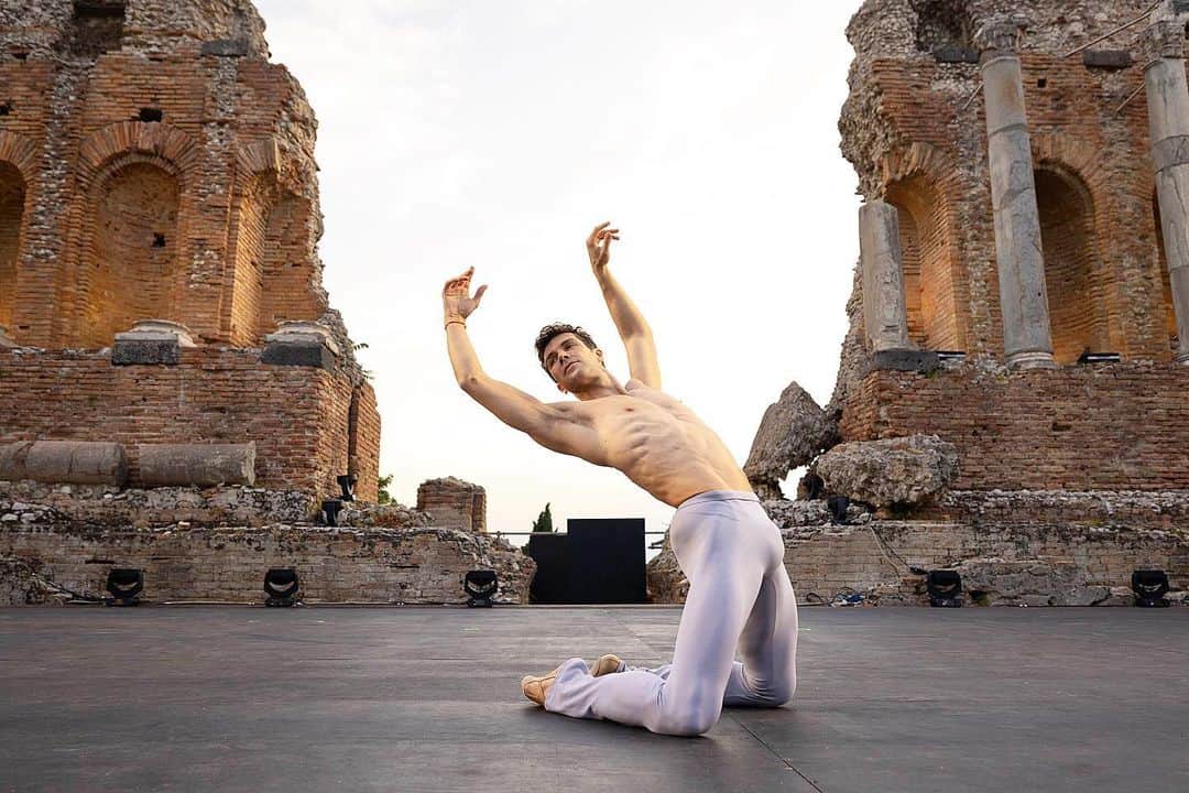 ロベルト・ボッレのインスタグラム：「Domani ultima data di questo bellissimo tour estivo. E saremo al teatro greco di Taormina. Un luogo magico. Chi verrà domani? #bolletour2023 #robertobolleandfriends @dancersdiary @officialrobertobolle」