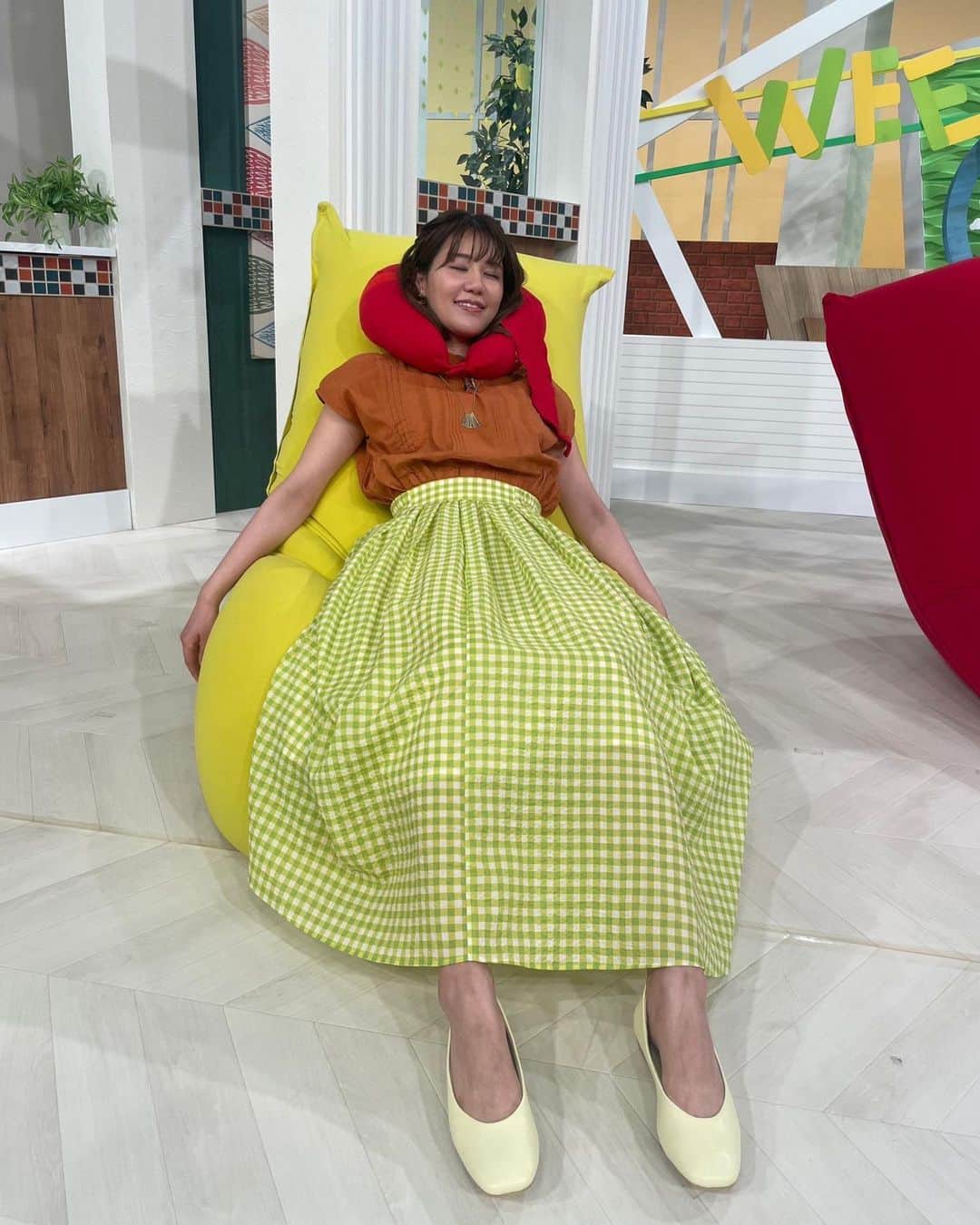 のインスタグラム：「先週ご紹介したYogibo座った瞬間身体の力が抜けるような… 全部の体重を委ねたくなる…  そして首元のネックピロー 私のはアイマスク付きで視界真っ暗になるのでより落ち着いて休憩できちゃう商品🎵  全部カバー取り外して洗えちゃうよ🐥  明日の放送も是非ご覧ください🎵  11:55〜STV『どさんこWEEKEND』よろしくお願いします🥳  #どさんこWEEKEND @dosanko_weekend  #佐々木美波　アナウンサー @minami_sasaki_stv  #藤井孝太郎　アナウンサー #yogibo」