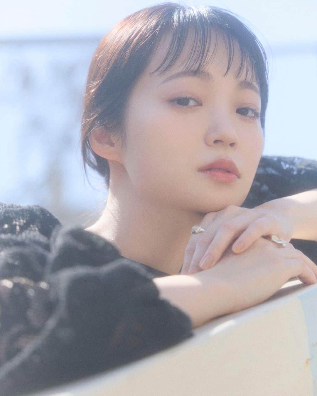佐藤玲のインスタグラム：「歩道橋にて。 camera @takuyasakawaki  hair & make @hiromi__tezuka  styling @chikasugimo__」