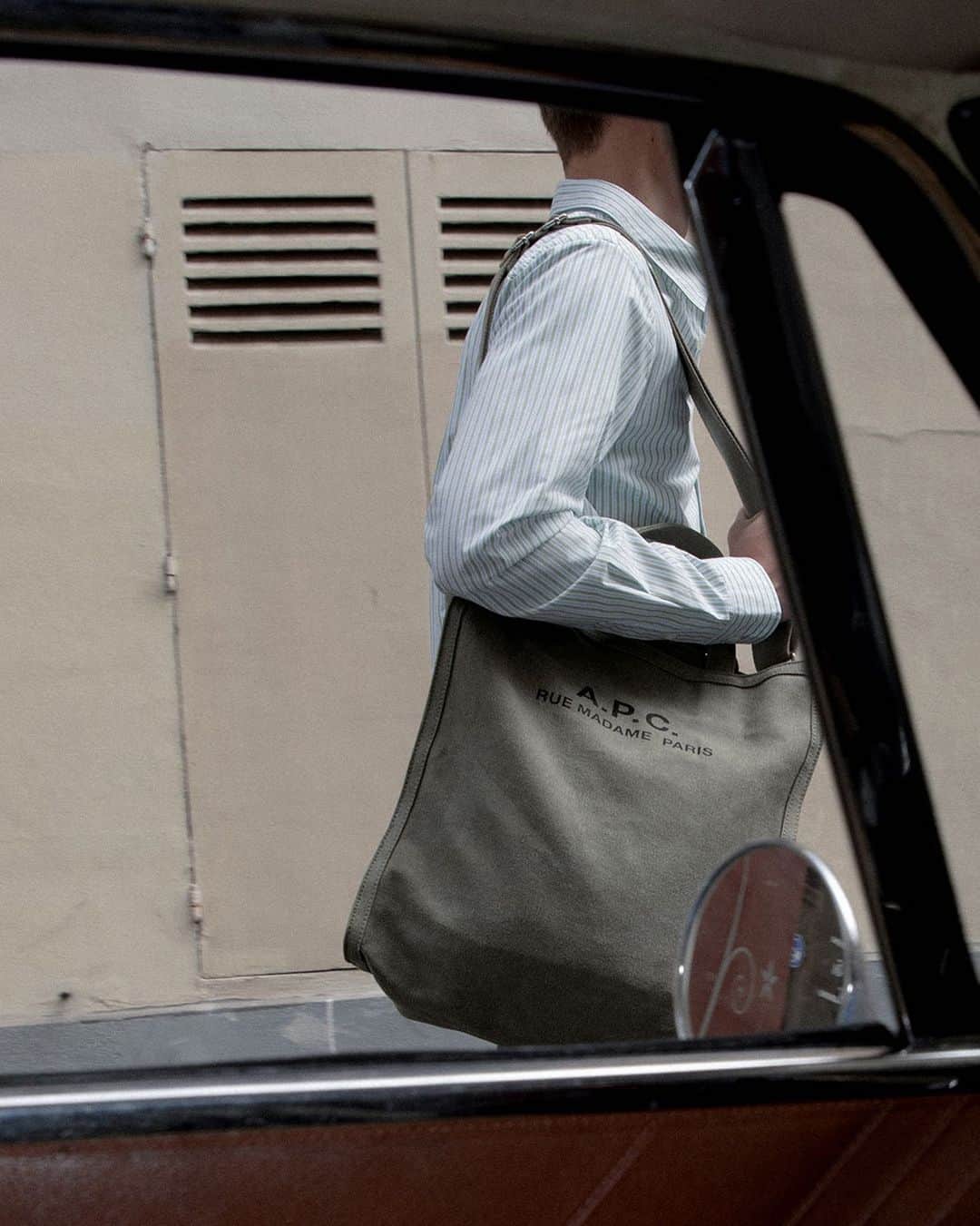 アーペーセーのインスタグラム：「The Cabas Recuperation shopping bag in stonewashed raw cotton canvas.  Available online and in-stores in khaki and black.  #APCParis」