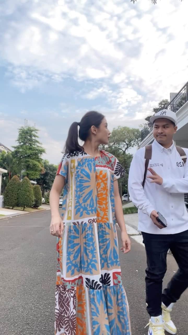 チェルシー・オリビアのインスタグラム：「Happy 16th Anniversary sayang @glennalinskie 🥰 Since 2007 and still counting ❤️ until we’re grey & old ya cem…. Btw, Ada yang masih inget gak, aku sama Glenn pertama kali ketemu di mana?」