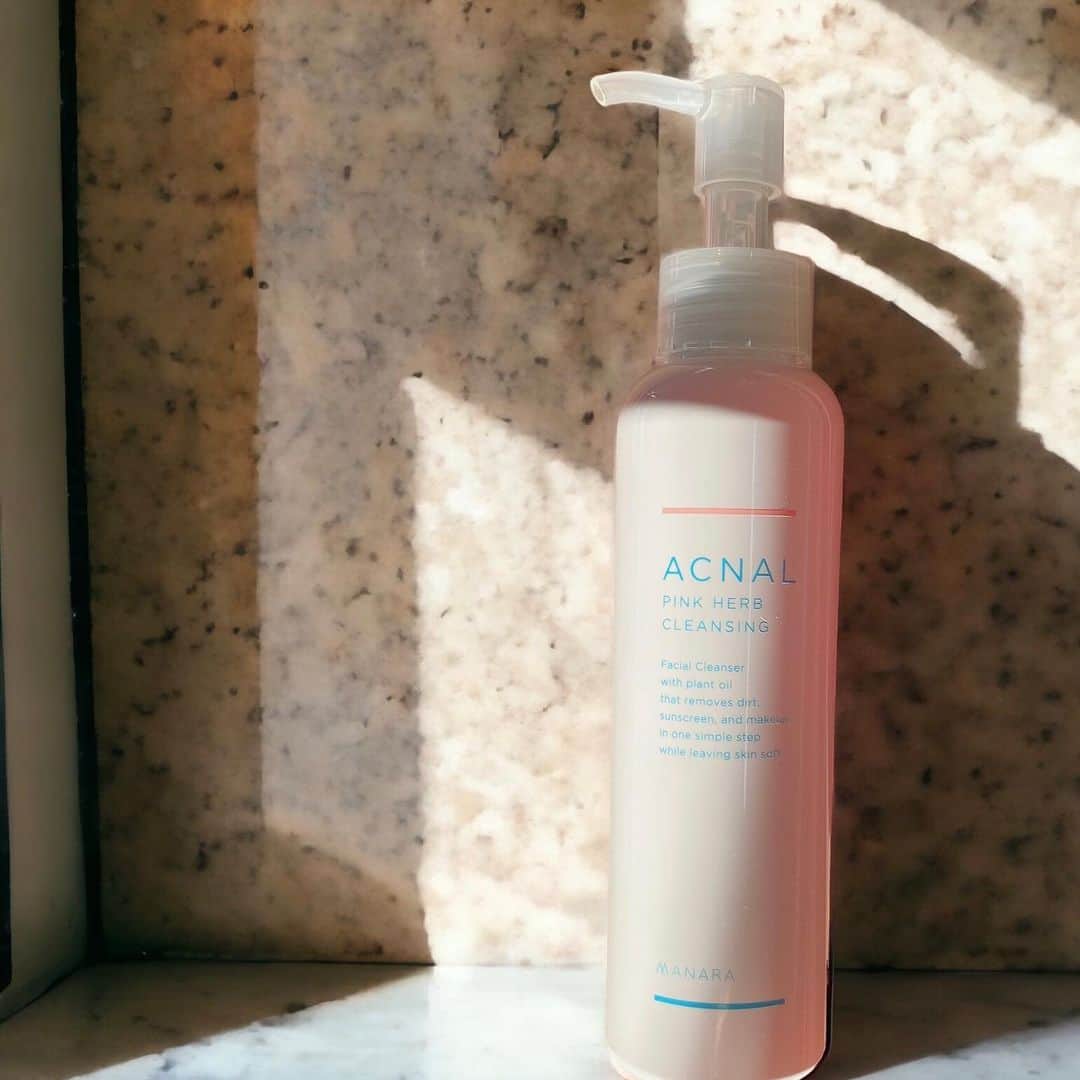 カブトムシゆかりのインスタグラム：「. 皮脂と毛穴専門ブランド『アクナル』(@acnal_offcial) . 夏もお世話になってます🏝️ . こってりめに塗ったウォータープルーフの日焼け止めと汗と皮脂が混ざったドロドロをさっぱりんこ洗い流してます🚿 . 朝は水と混ぜて使うのですが、オイルと水が混ざり合っても重いテクスチャーにならないうえに洗浄力がまろやかになるので朝も使えてます💆🫧 . ちなみに水はちょろっと、オイルがベビーピンクになるくらいにしてます🥳 . . . @acnal_official  #acnal #アクナル #Vミルキーセラム #アクナルでなくなる #提供 #ACNAL公式アンバサダー」