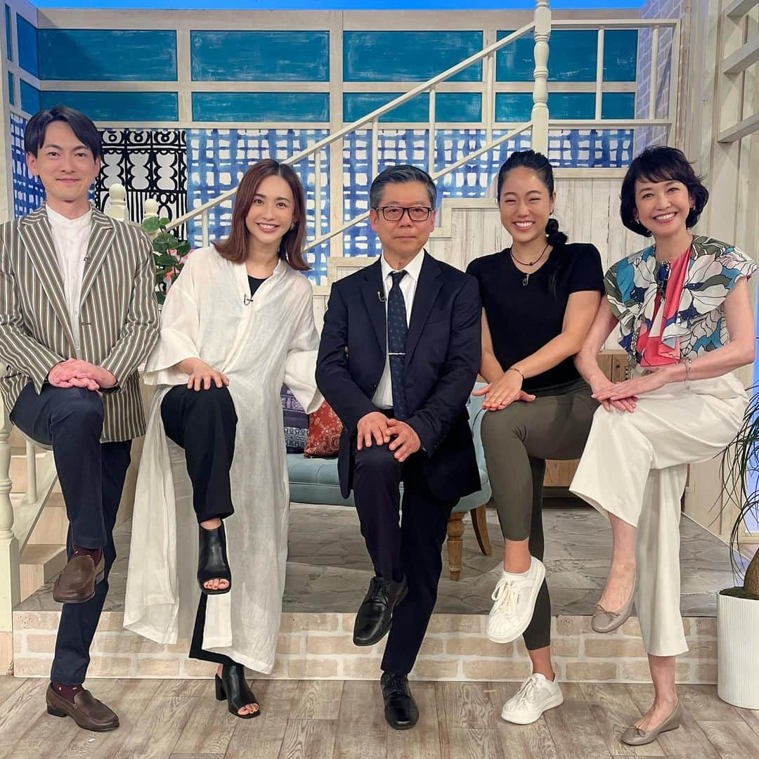 賀来千香子さんのインスタグラム写真 - (賀来千香子Instagram)「こんにちは✨ 今晩、7月28日(金) 夜8時から放送の、 『あしたも晴れ！人生レシピ』(NHK Eテレ)  テーマは、 「これからの腸活でヘルシーライフ！」です。  腸内環境を整えるとどんなメリットがある？ ☆腸内検査で何がわかる？役立てる方法。 ☆腸内環境をよくする食事｢プロバイオティクス｣と｢プレバイオティクス｣とは？ ☆有用な菌とオリゴ糖、水溶性食物繊維が取れるレシピ。 ☆腸の動きを動かす腸活体操も！  腸内細菌は免疫力を上げるだけではなく、健康長寿の鍵を握る可能性があることもわかってきました。 今回は、腸内環境の検査や、腸内環境を整える食事についてお伝えします。   ゲストに優木まおみさん、 専門家に内科医の鳥居明さん、 ヨガインストラクターの沖知子さんをお迎えしました。  〝腸は第二の脳〟と言われる位、腸活は常に気になるテーマですよね✨ 幸せホルモン『セロトニン』とも大きく結びついているようです😊  私もビフィズス菌や酪酸菌を意識して取り入れたりしていますが、今回、改めて色々、知りたいと思いました✨  番組内で、小澤アナと私も検査を受けました。 その結果、、、いつも爽やかで穏やかな小澤アナの、なかなか見られない素顔が、、、🤣 ぜひ！御覧下さいね🌟  そして、皆様、猛暑、酷暑が続きます☀️ 私は先日、炎天下ロケがありましたが、バテバテがなかなか抜けませんでした💦  どうか御無理なさらず、気をつけてお過ごし下さいね😉🍀  #あしたも晴れ！人生レシピ #nhk #eテレ #腸活 #腸活体操 #腸活レシピ #健康長寿 #優木まおみ さん #鳥居明 さん #沖知子 さん #堀内賢雄 さん #小澤康喬 アナウンサー #賀来千香子 #chikakokaku」7月28日 17時40分 - chikako_kaku_official