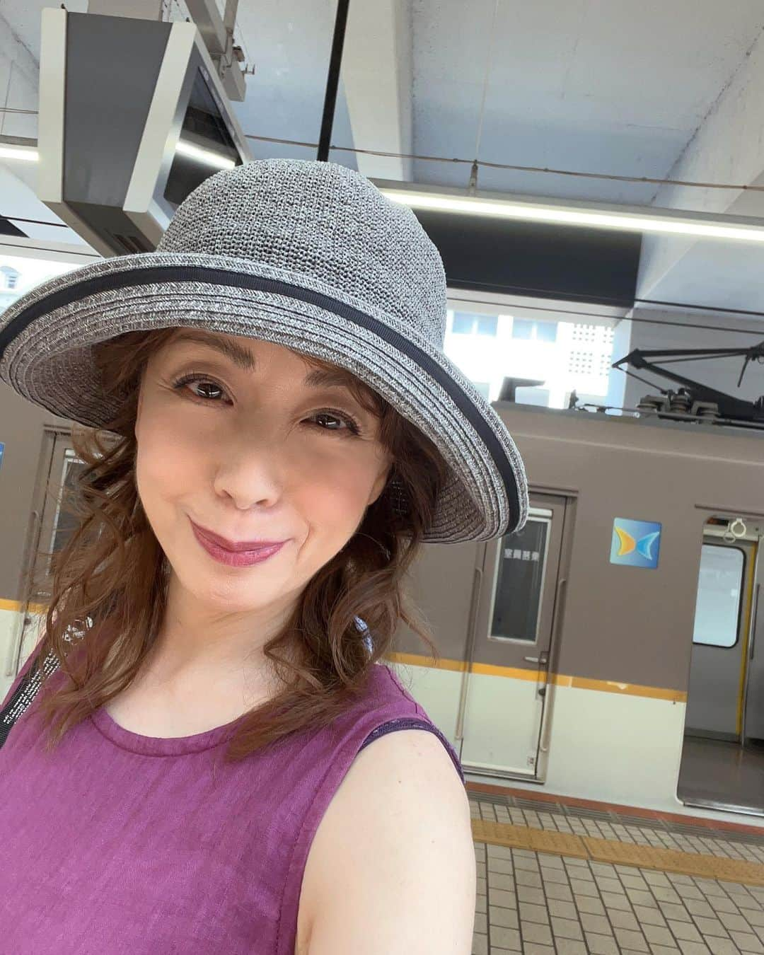 羽野晶紀のインスタグラム：「宇治の実家に寄ろうと京都駅へ。えー？ #近鉄電車 の色変わったの知らなかった🙄🙄さらに特急　#あをによし　初めて見た〜！ 素敵やんか〜これで難波まで行きたいわ〜❣️ #羽野晶紀」