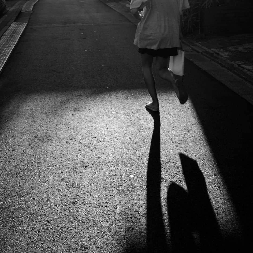 naotakeのインスタグラム：「#斜光 - #slantingrays / GR IIIx & Lightroom, 20230729 . . 自分もいい歳なので大人らしいことをしてみる。 . . #spicollective #streetphotographyinternational #royalsnappingartists #infamous_family #rsa_main #infinity_photo_cult #jp_gallery_member #jp_gallery_bnw #team_jp_モノクロ #ig_nihon #streetphotographybnw #igersjp #ig_streetclub #bnw_greatshots #bnw_artstyle #bnwsouls #wp_bnw #bnw_igers_ #pr0ject_bnw #igers_bnw #bnw_splendid #storyofthestreet #japancityblues #shadowspoetry #grsnaps #gr_meet_japan  #shootgr #写真好きな人と繋がりたい」