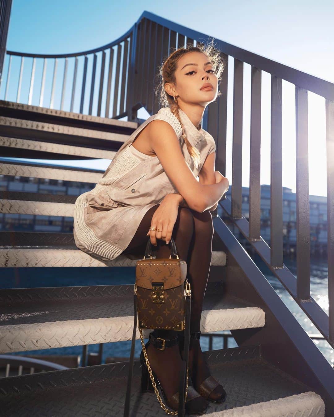 リリーマイマックのインスタグラム：「The brand new @louisvuitton Camera Box #LouisVuitton  I’m obsessed 😭 a new everyday bag for me!」