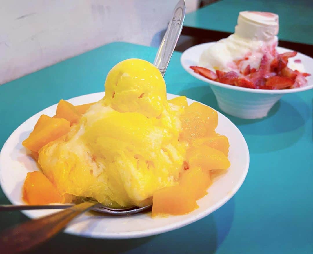 横槍メンゴのインスタグラム：「スプーンが4本も刺さって出てきましたが、1人で完食しました🍧」
