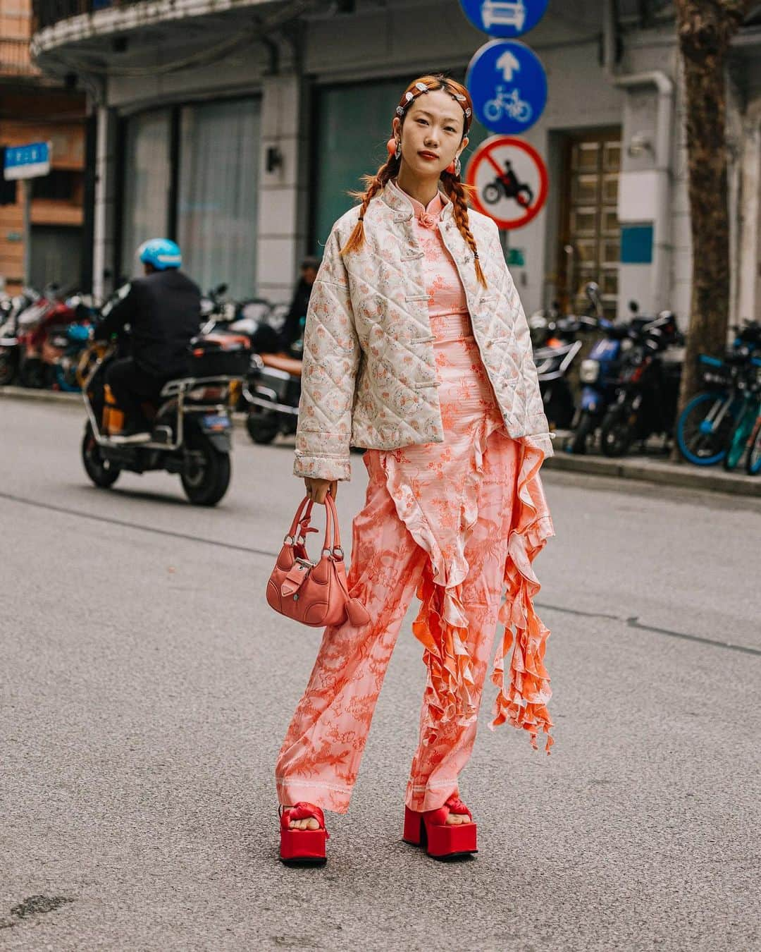 STREET STYLEのインスタグラム：「photographed by @leongsushan for @voguemagazine」