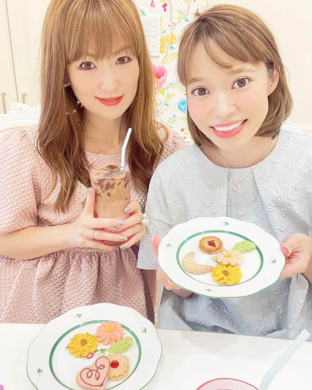 中島彩のインスタグラム：「オーダーしていたバッグを受け取りに @milkyfleur_select へ…💕 いつ伺ってもお姫様気分になれる最高に可愛いお店🩷 刺繍バッグはお友達の娘ちゃんへ🩷 お名前入りにすごく喜んでもらえました😍 素敵なおもてなしまで…😍🫶🏻 まいこちゃんいつもありがとう〜🩷  #セレクトショップ  #名入れギフト  #名入れバッグ  #西宮セレクトショップ」