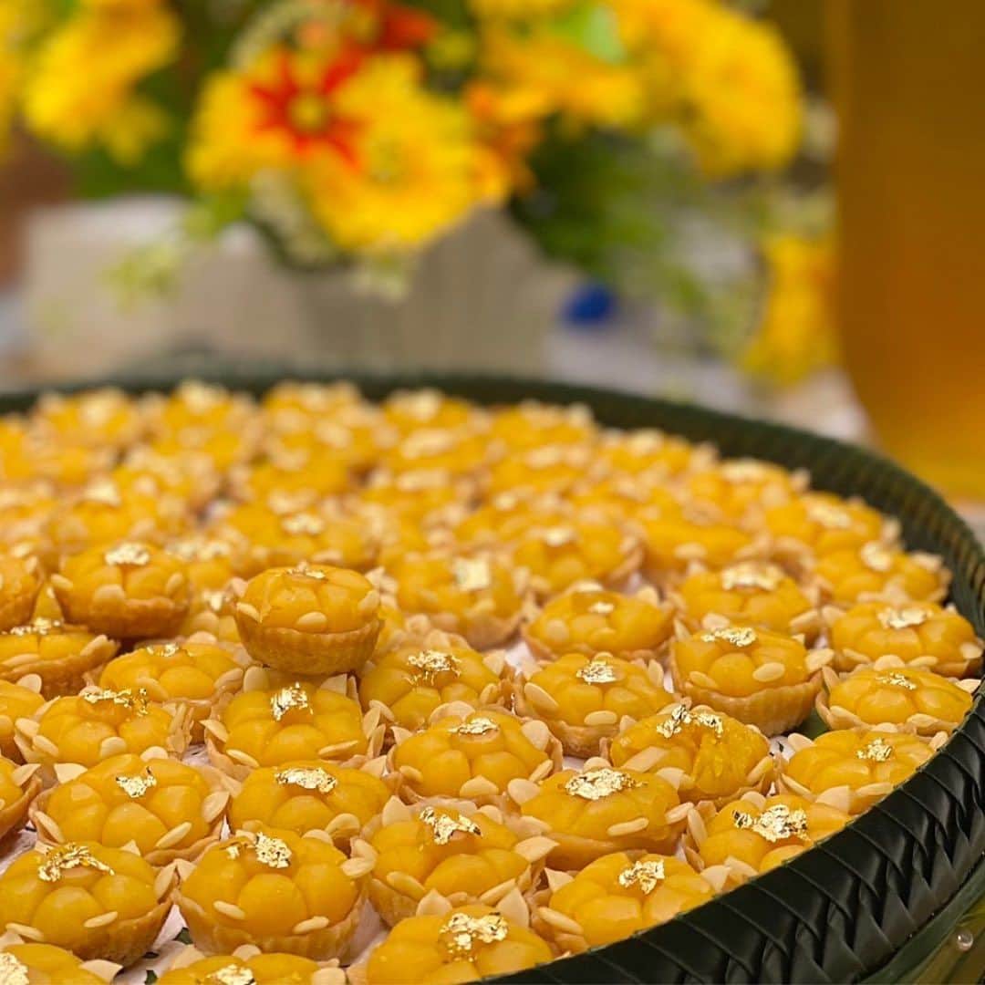 タイ航空さんのインスタグラム写真 - (タイ航空Instagram)「🎉 Celebrate H.M King's Birthday with Thai Airways at our lounges! 🇹🇭👑  Visit our lounges at Suvarnabhumi, Chiang Mai, and Phuket Airports on 28th July 2022 for a special dessert treat! 🍰😋  Share the joy with #KingBirthday2022 and #ThaiAirways to join the celebration! 🎊✨  #thaiairways #smoothassilk #thaiairwayslounge #celebration  #LongLiveTheKing #Thailand」7月28日 17時48分 - thaiairways