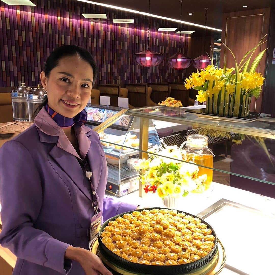 のインスタグラム：「🎉 Celebrate H.M King's Birthday with Thai Airways at our lounges! 🇹🇭👑  Visit our lounges at Suvarnabhumi, Chiang Mai, and Phuket Airports on 28th July 2022 for a special dessert treat! 🍰😋  Share the joy with #KingBirthday2022 and #ThaiAirways to join the celebration! 🎊✨  #thaiairways #smoothassilk #thaiairwayslounge #celebration  #LongLiveTheKing #Thailand」
