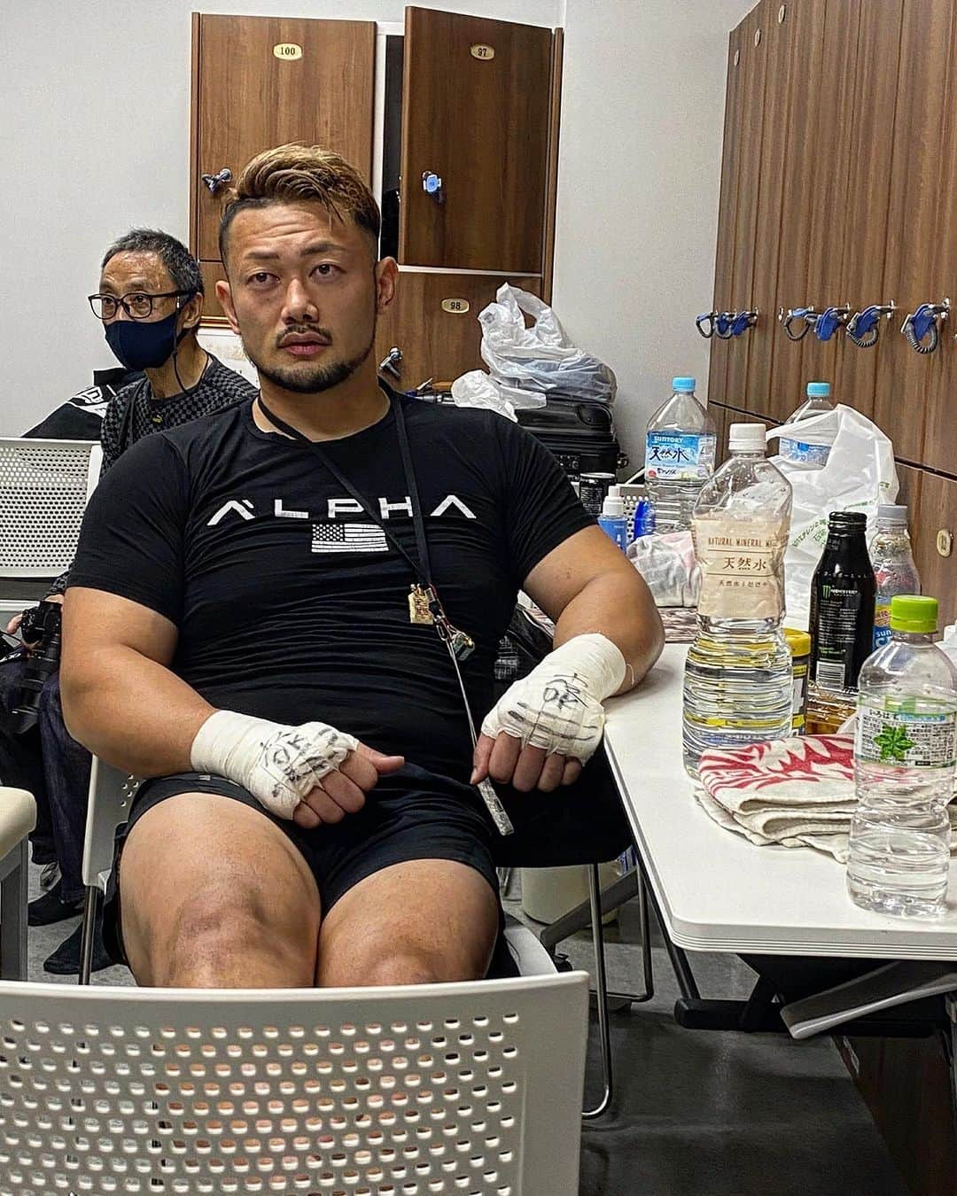 愛鷹亮のインスタグラム：「試合前の控え室の一コマ。  臨戦態勢です🥊  #試合 #試合直前 #控え室 #一コマ #臨戦態勢」