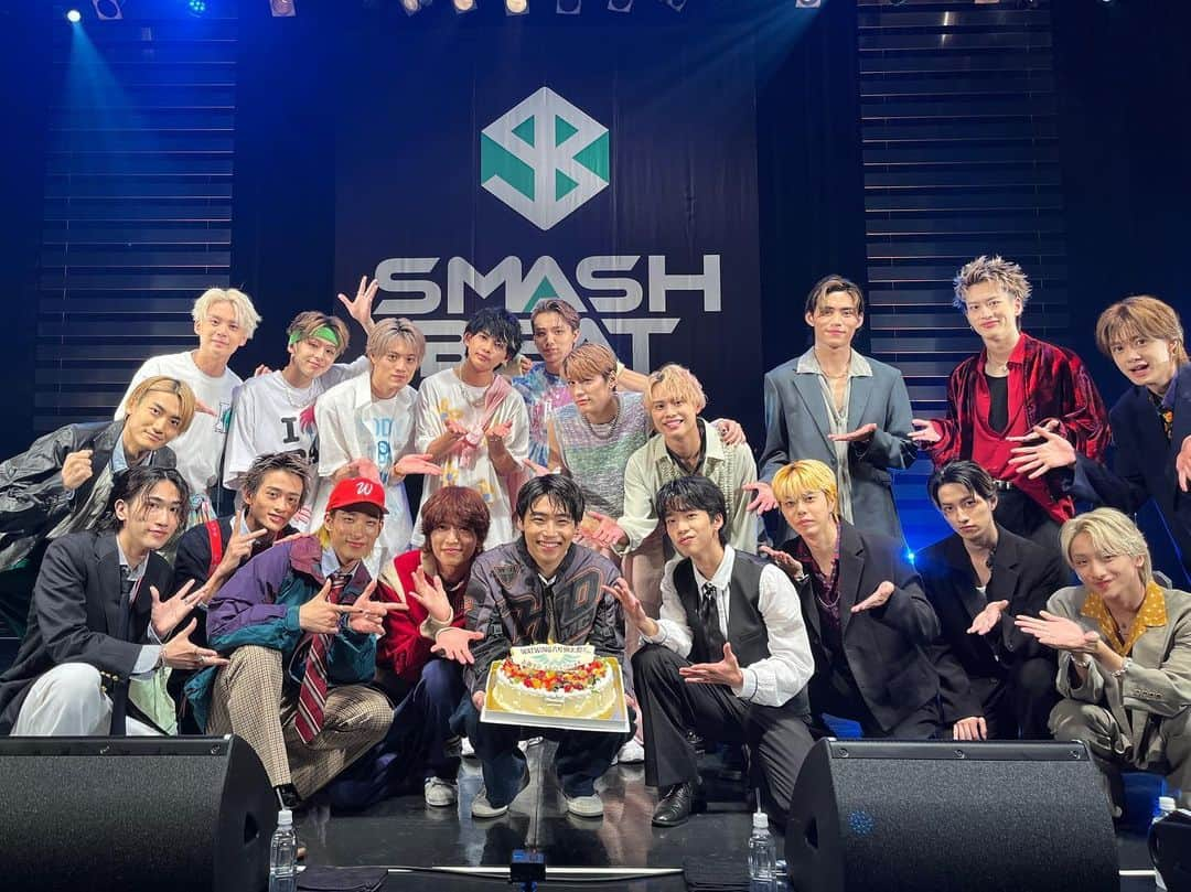 八村倫太郎（WATWING）のインスタグラム：「そして昨日はSMASH BEAT2 大阪でした！！最高の3組でのイベントまじで楽しかったです。早くまたやりたいなぁ。 そして誕生日を盛大に祝って頂きました😭涙ちょちょ切れそうになったけど、メイク落ちるかもという職業柄の現実的な考えがちらつきました笑 本当に予想だにしていないサプライズですごく嬉しかったです！ありがとうございました☺️」