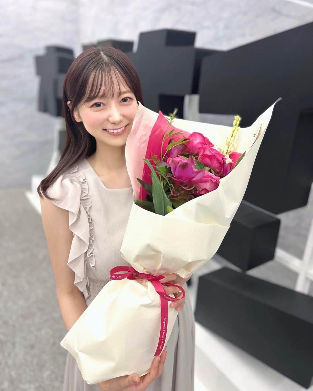 吉田悠希さんのインスタグラム写真 - (吉田悠希Instagram)「♡ 7/27(木)の中継コーナーを持ちまして、 ニッポン放送 #辛坊治郎ズーム 内 街角ステーション 噂を求めてどこまでも 中継レポーターを卒業しました🎓 ⁡ 前の番組から振り返ると、約5年間…！ 週2日いろんなお店にお邪魔して お話を聞かせていただきました🎤 ⁡ ⁡ 振り返ると本当に色んな思い出があります🌻 ⁡ ⁡ 最初の半年間は、 5分の放送時間内におさめることや、 打ち合わせ通りにお話することだけで精一杯！ よく、帰りの車で落ち込んでいました。 ⁡ ようやく慣れてきた！と自信がついたところで コロナ禍に突入。 スタジオの皆さんに会えなくなったり、 お店での試食が出来なくなったり…。 一気に振り出しに戻ったような気持ちでした。 ⁡ ⁡ そんな中で始まったズームでは、 辛坊さんが明るく『よしだゆきちゃあーん！』と 呼びかけてくださり 中継の雰囲気もガラッと明るく変えてくださり✨ ⁡ 聴いている方が少しでも 楽しい気持ちになるような5分間になれば それで良し！と 私自身も心から楽しんで 毎回中継をお届けできていたと思います☺️ ⁡ ⁡ タイムリーな感想も、 全てに反応することができませんでしたが 中継後に全部、目を通していました🎧 本当にありがとうございました！ ⁡ ⁡ 来週からは皆さんと同じくリスナーとして 番組を楽しみたいと思います🫶🏻💕 ⁡ 辛坊さんとの掛け合いの雰囲気が ガラッと変わりそうな方に バトンタッチできたと思うので（笑） 引き続き、お楽しみください✨ ⁡ ⁡ 今までありがとうございました！ ⁡ ⁡ ⁡ 街角ステーション 噂を求めてどこまでも レポーター 吉田悠希☺︎  #辛坊治郎ズーム #夕暮れwonder4  #ニッポン放送  #山崎パン #デイリーヤマザキ」7月28日 17時52分 - yuki__yoshida__914