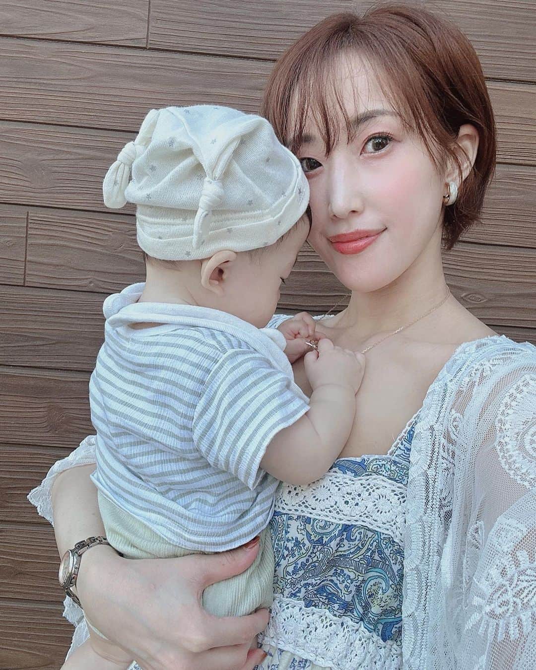 近藤夏奈のインスタグラム：「⁡ 大好きな夏👒💙💚 初めての夏は、色々な事を経験させてあげたいな👶🏻🌻🏖 ⁡ そういえば、少し前にショートにした〜💇‍♀️ 毎日暑いからちょうどよい🙃💭 . . ⁡」