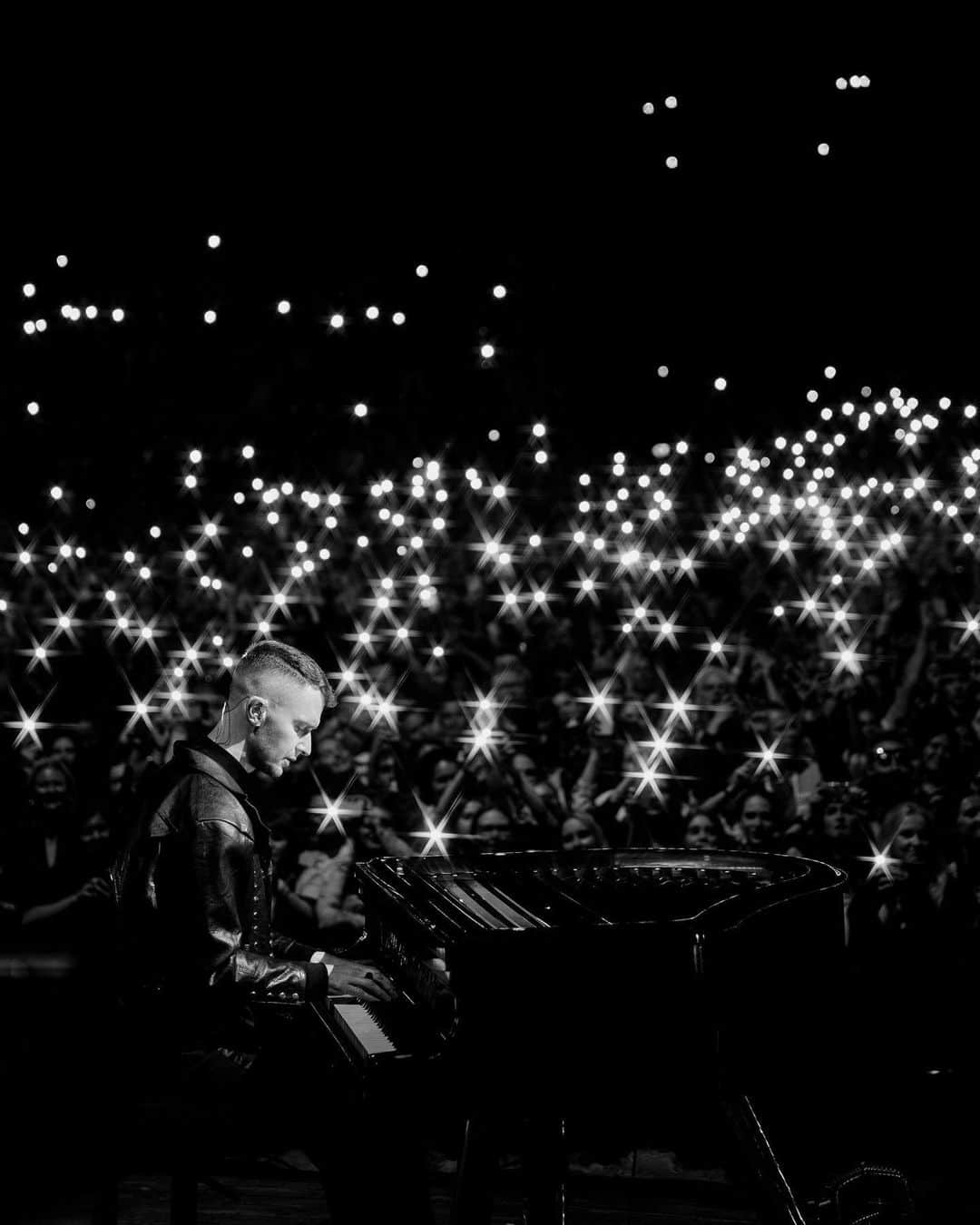 ハーツのインスタグラム：「Spiritual events in Sigulda, Latvia the other night. Time stood still, every second a lifetime. A show we will never forget. Thanks to all in attendance for your beautiful support. We write these songs but it is you that elevates them to a higher level. Each night we gain new insights, new attachments to our own music. You give the songs life and longevity and for that we are grateful and humbled. It propels us to continue doing what we do. Eternal gratitude to every fan who has come out to see us on this tour, you have given us so much! These beautiful photographs were taken by @s.scherbak many thanks Ax」