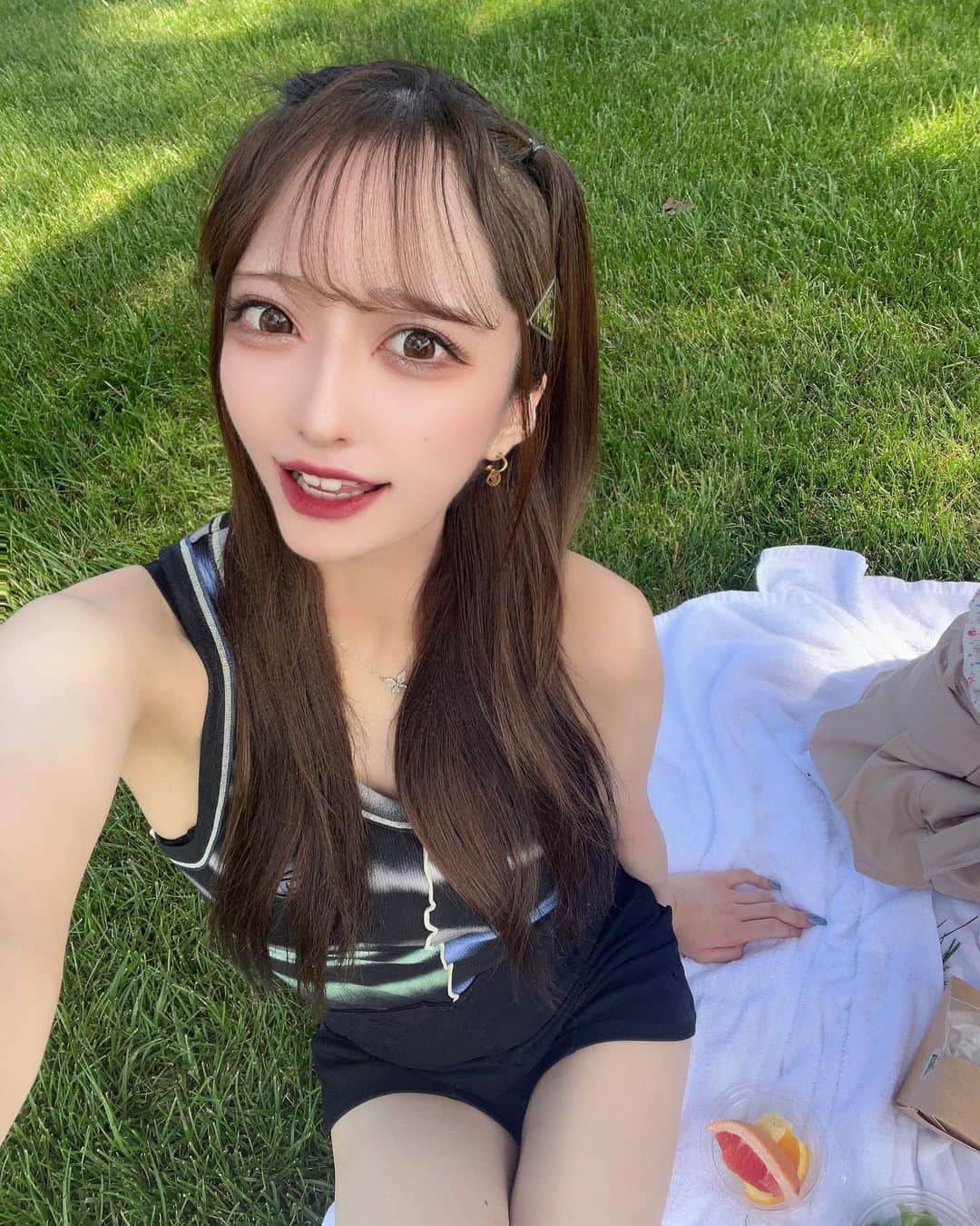 のインスタグラム：「朝早起きしてピクニックした👒」