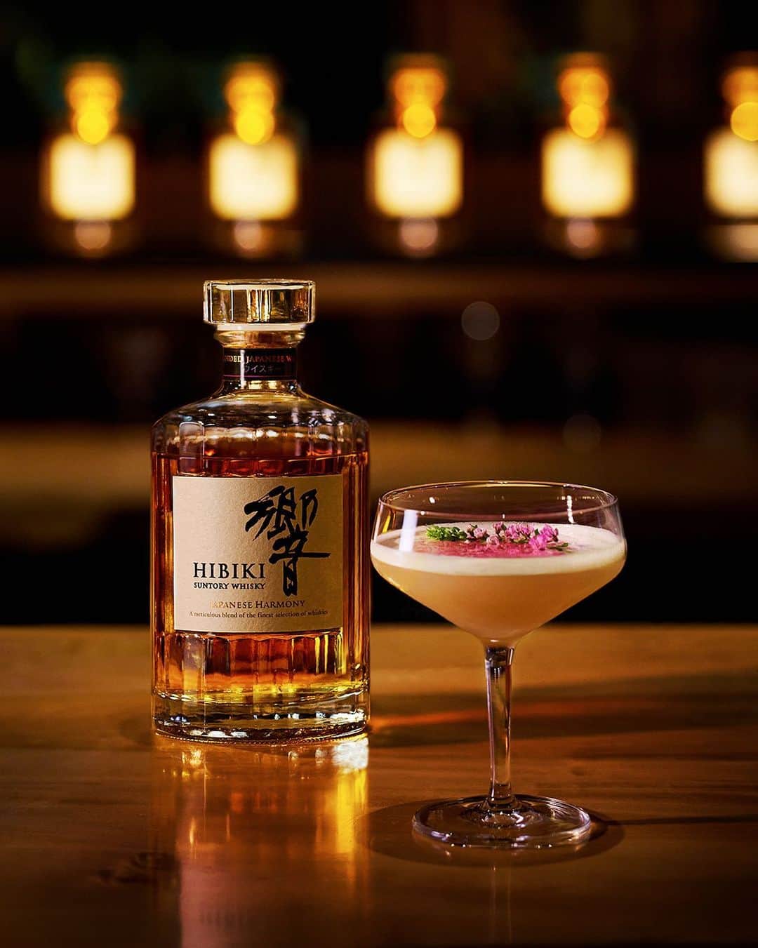 響 | SUNTORY WHISKY HIBIKIのインスタグラム：「. HIBIKI TIME ～二十四節気・大暑～  格別の一杯が、至福の時を紡いでいく。 The special drink intertwines with your blissful time.  #hibiki #響 #hibiki_time #二十四節気 #24seasons #大暑 #taisyo #bar #midnight #cocktail #whiskycocktail #whiskysour」