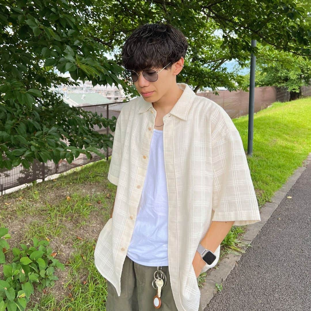 JINS公式のインスタグラム：「"ファッション×アイウエア”の旬なルックを提案するJINS OUTFITで、メガネの着こなしをチェック。  RYOさん @_ryo2610  ■styling■ シックな雰囲気のアイウエアは、あえてリラックス感溢れるシャツとモールスキン素材のカーゴパンツに合わせてカジュアルに。   着用品番： フレーム：UMF-22A-210 94 カラーレンズ：ミディアムカラー_グレー ※在庫状況は店舗により異なります。  【JINS OUTFIT】アイウエアという呼び名のように、メガネは着こなすもの。旬のファッションに。その日の着こなしに。そのときの気分に。あわせやすいのはどんなメガネだろう。あわせたいのはどんな一本だろう。 さぁ、そのシーズンの着こなしにコーディネートする、そのシーズンのアイウエアを。ファッションから見つける、選ぶ、そんな新しいアイウエアの買い方を、JINSから。  #jins #そろそろいろいろ #jinsoutfit #サングラス #メガネ  【着用ブランド】 #uniqlo #lidnm #oofos #applewatch #philippeaudibert #henderscheme #サングラス #リドム #ユニクロ #ユニクロパンツ #ウーフォス #シャツコーデ #パーマ男子 #プチプラ #エンダースキーマ  @lidnm_official @uniqlo_jp @henderscheme @philippeaudibert "」