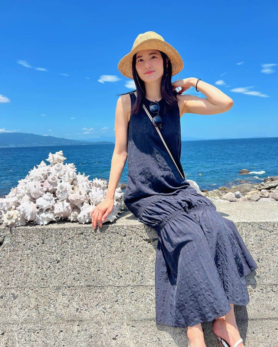 一双麻希 さんのインスタグラム写真 - (一双麻希 Instagram)「先日、初島へ。🏝️👒 東京から2時間で行ける島。熱海からフェリーに乗って⛴️ やっぱり島旅好きだなぁ。 島っぽいローカル感もありつつ、 グランピング施設もあったりバーベキューできたり、 色々楽しめる、歩いてでも回れる小さな島でした✨ 次はゆっくりシュノーケリングしたいな🐠  #初島 #海も山も好き   #島旅 #旅好き #旅好き女子  #国内旅行 #アウトドア女子 #海が好き #女子旅 #夏写真 #海が好き #自然が好き #旅が好き #自然写真 #海写真 #海が好き #アウトドア好き #キャンプ女子 #山好き #山ガール #熱海 #離島 #旅行コーデ #旅好きな人と繋がりたい #japantrip #naturephotography」7月28日 17時57分 - isso_maki315