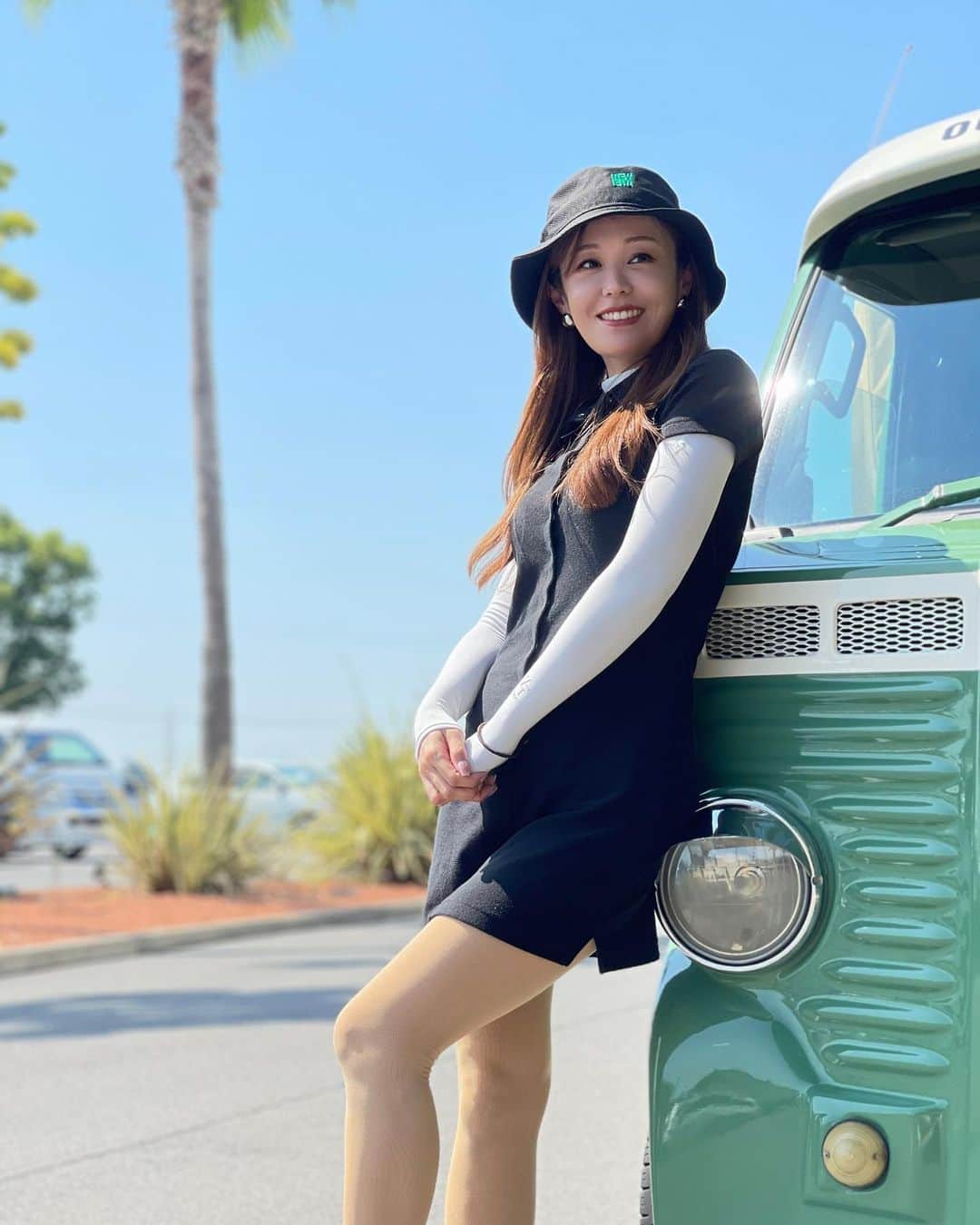 SARAKIMISAKIのインスタグラム：「早朝スルー最高🌞🌴  この日は6:00台スタートだったけど もうスタートの時点から暑かったー！  もうこの夏はこれ以上焼きたくないので完全防備🕶️👍 目からも焼けると言うけど、本当にサングラスかけてるだけでいつもより日差しが防げてた気がするのは気のせい？笑  インナーとレギンスは @zerofit_official です！ 安心感抜群だし着苦しさゼロ🙆‍♀️✨  📸 @macha_golf  まちゃさんがiPhoneカメラの達人すぎた。笑  . . . . . #早朝スルー #ゴルフ #ゴルフ女子 #ゴルフウェア #ゴルフコーデ #日焼け対策 #日焼け防止 #ゴルフ好き  #golf #golfswing #golfstagram #golfwear #golffashion #골프 #골프스타그램 #골프장 #라운드 #골프스윙  #高尔夫球 #高尔夫 #กอล์ฟ」