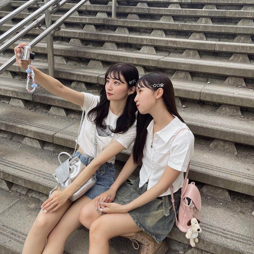 RiLiさんのインスタグラム写真 - (RiLiInstagram)「夏休みのお出かけに🌻【なかよしBFフォト】  Special Thanks💐 Photo by⁣⁣ 01p-@__maira.___  02p-@1997kg.__  03p-@i_i_i__07  04-10p-@94uka  05p-@97_sena  06p- @ren.eclair  07p-@___ponmk2___  08p-@412_kana  09p- @na.sum_   夏休みのお出かけ計画はもう立てた？🗺  楽しい思い出をかわいく残せる 【なかよしBFフォト】を 集めてみたよ🧺💞  お洋服の雰囲気を合わせてみるのも かわいいよね👩🏻‍❤️‍👩🏼 ぜひこの投稿を参考にしてね🔖  Edit by RiLi編集部🐰 miwaco @micomy_02  🤍🤍🤍  RiLiで紹介してもらいたい子は #rili_tokyo を付けてね❕  ⁣#友達フォト #3人フォト #仲良しフォト #鏡越しフォト #夏休みの過ごし方 #ハートポーズ #シミラールック #夏コーデ #친스타그램 #커플사진 #여름코디 #시밀러룩 #일본여행」7月28日 18時00分 - rili.tokyo